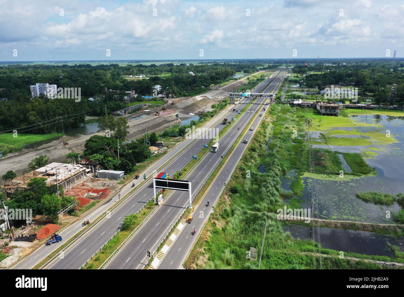 Munshiganj, Bangladesh - 26 giugno 2022: La 54,7km quattro corsie Dhaka-Mawa Expressway è prevista per ridurre il tempo di viaggio tra Dhaka e Faridpur da parte del sego Foto Stock