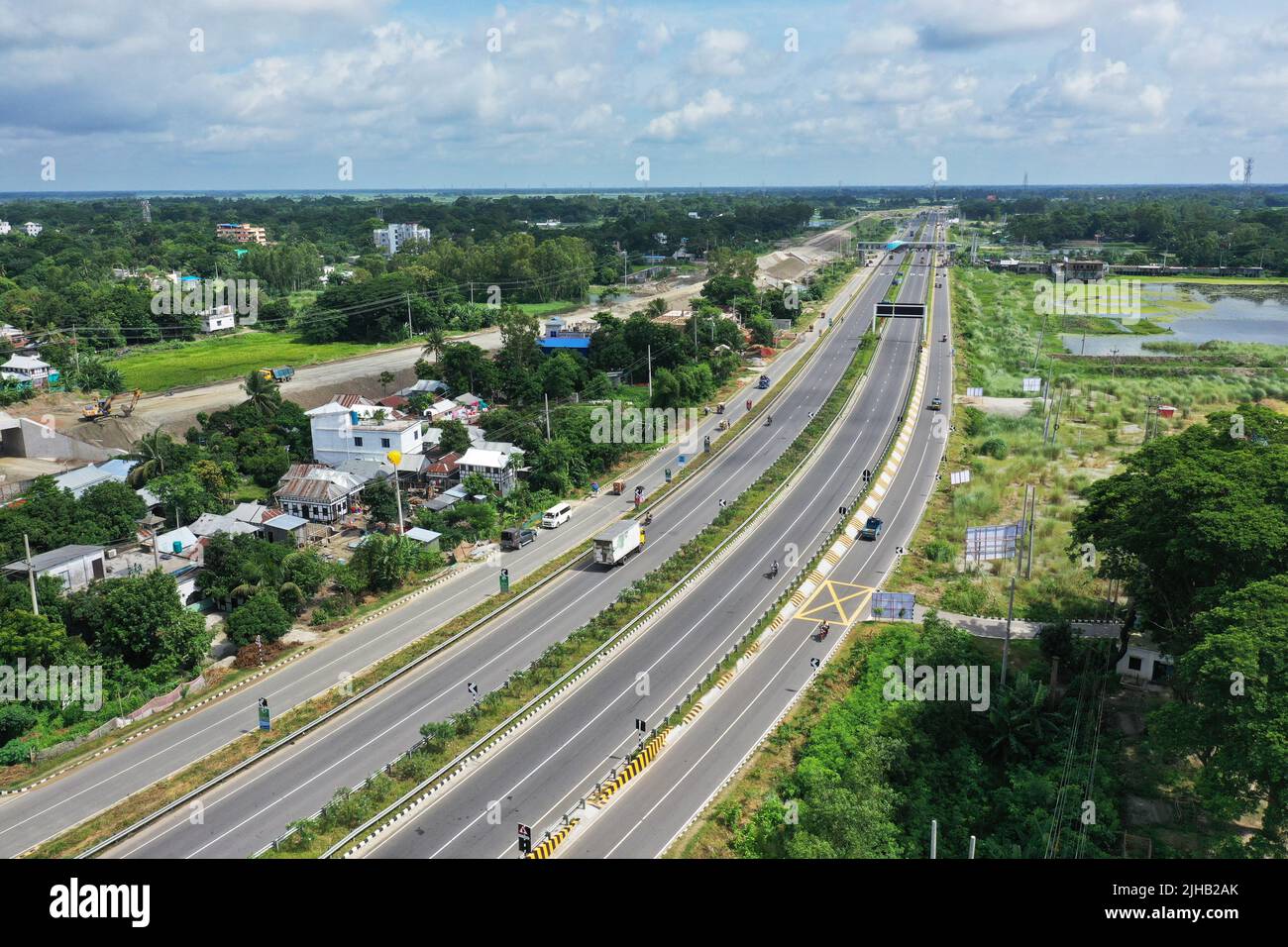 Munshiganj, Bangladesh - 26 giugno 2022: La 54,7km quattro corsie Dhaka-Mawa Expressway è prevista per ridurre il tempo di viaggio tra Dhaka e Faridpur da parte del sego Foto Stock