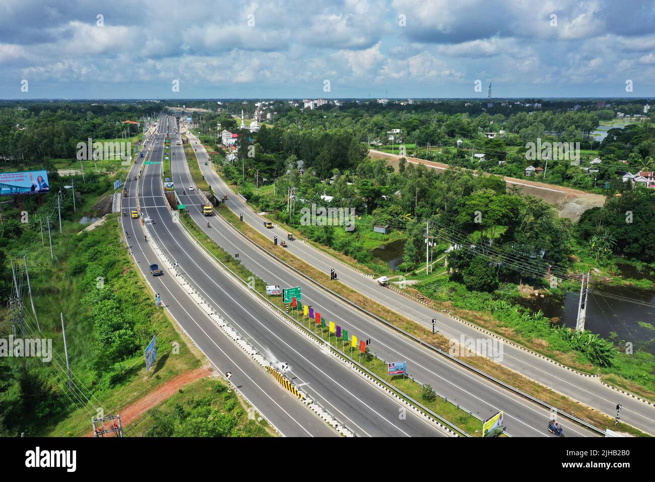 Munshiganj, Bangladesh - 26 giugno 2022: La 54,7km quattro corsie Dhaka-Mawa Expressway è prevista per ridurre il tempo di viaggio tra Dhaka e Faridpur da parte del sego Foto Stock