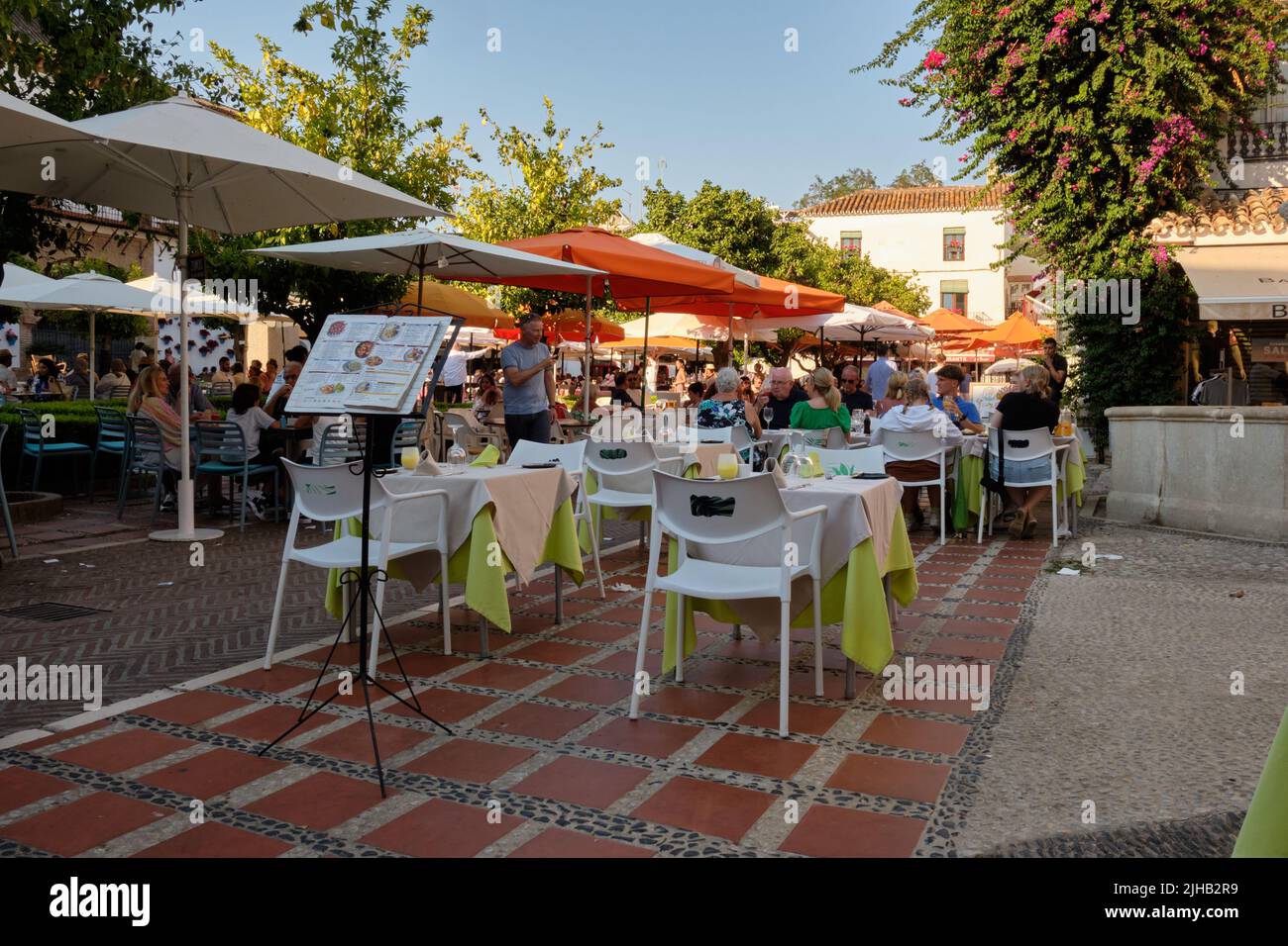 Plaza de los Naranjos o Piazza Orange, Marbella, Costa del Sol, Provincia di Malaga, Andalusia, Spagna meridionale. Foto Stock