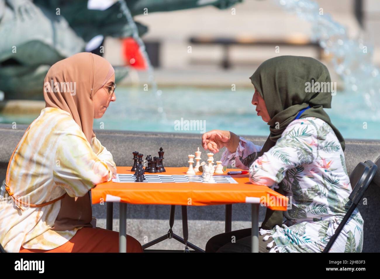 Londra, Regno Unito. 17 luglio 2022. La gente gioca a scacchi al Chess Fest di Trafalgar Square. L'evento celebra il gioco degli scacchi dove i visitatori possono imparare il gioco, giocare a scacchi o sfidare un nonno. Quest'anno festeggia il 50th° anniversario della partita del Campionato del mondo di scacchi 1972 tra l'americano, Bobby Fischer e il sovietico, Boris Spassky. Un set di scacchi viventi, con 32 attori professionisti che assumono il ruolo di pezzi di scacchi, dà vita alle iconiche partite di Garry Kasparov v Deep Blue e Bobby Fischer v Boris Spassky. Credit: Stephen Chung / Alamy Live News Foto Stock