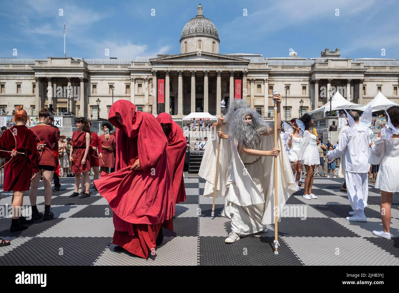 Londra, Regno Unito. 17 luglio 2022. Gli attori partecipano a una partita a scacchi che ricrea la partita Gary Kasparov e Deep Blue al Chess Fest di Trafalgar Square. L'evento celebra il gioco degli scacchi dove i visitatori possono imparare il gioco, giocare a scacchi o sfidare un nonno. Quest'anno festeggia il 50th° anniversario della partita del Campionato del mondo di scacchi 1972 tra l'americano, Bobby Fischer e il sovietico, Boris Spassky. Credit: Stephen Chung / Alamy Live News Foto Stock