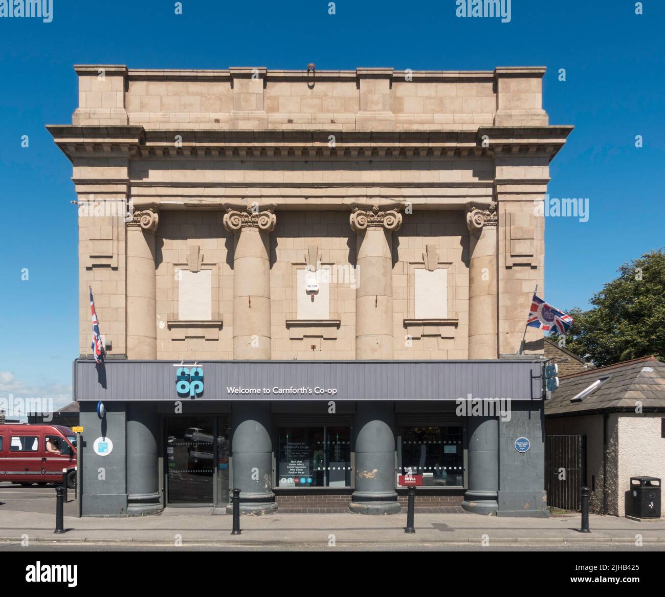 Il nuovo Kinema ha cambiato nome nell'edificio Roxy Cinema, ora un negozio Co-op, a Carnforth, Lancashire, Inghilterra, Regno Unito Foto Stock