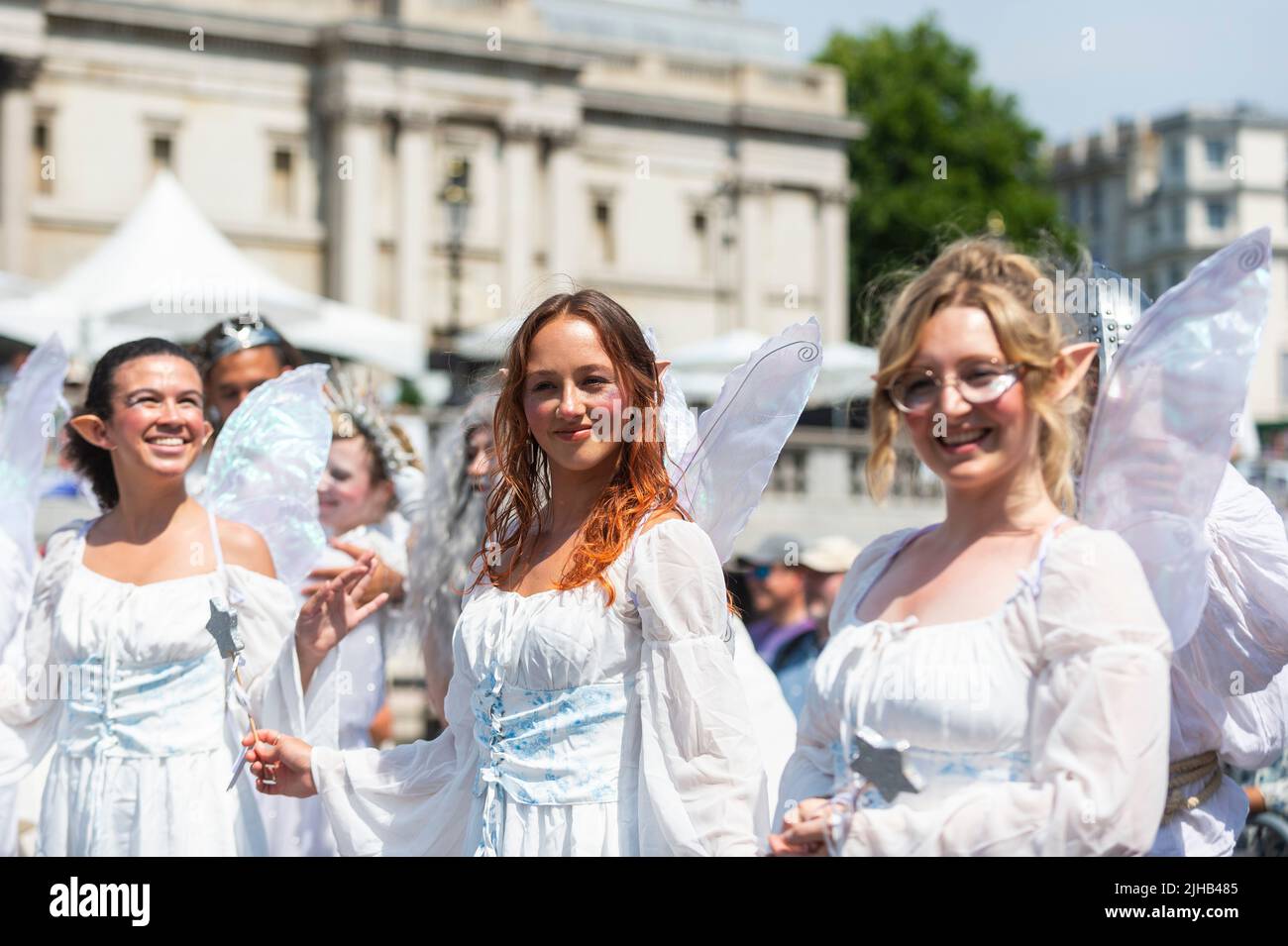 Londra, Regno Unito. 17 luglio 2022. Gli attori partecipano a una partita a scacchi che ricrea la partita Gary Kasparov e Deep Blue al Chess Fest di Trafalgar Square. L'evento celebra il gioco degli scacchi dove i visitatori possono imparare il gioco, giocare a scacchi o sfidare un nonno. Quest'anno festeggia il 50th° anniversario della partita del Campionato del mondo di scacchi 1972 tra l'americano, Bobby Fischer e il sovietico, Boris Spassky. Credit: Stephen Chung / Alamy Live News Foto Stock