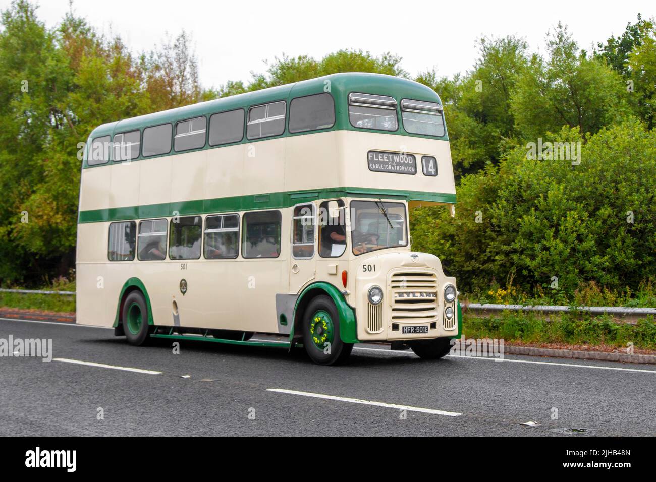 1967 60s Sessanta verde crema LEYLAND TITAN MT 15-18 9785cc Diesel a due piani; sulla strada per Fleetwood Festival of Transport, Regno Unito Foto Stock