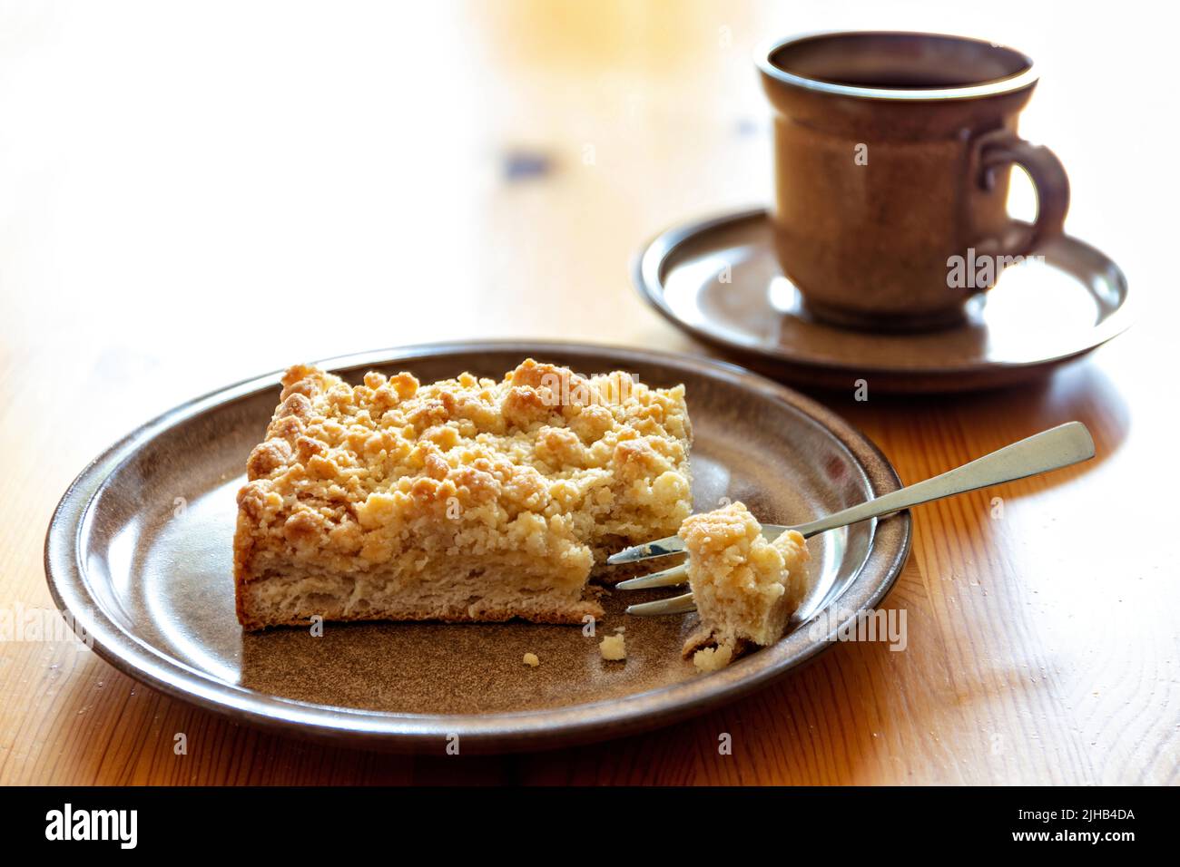Streuselkuchen tradizionale tedesca (torta a briciole) su piastra di terracotta Foto Stock