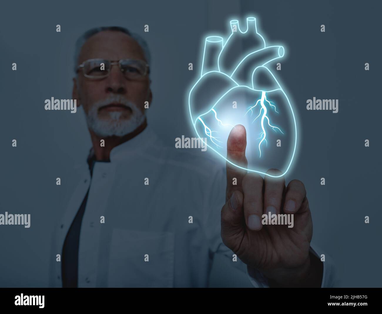 dottore che tocca l'ologramma virtuale del cuore umano. Concetto di salute del cuore Foto Stock