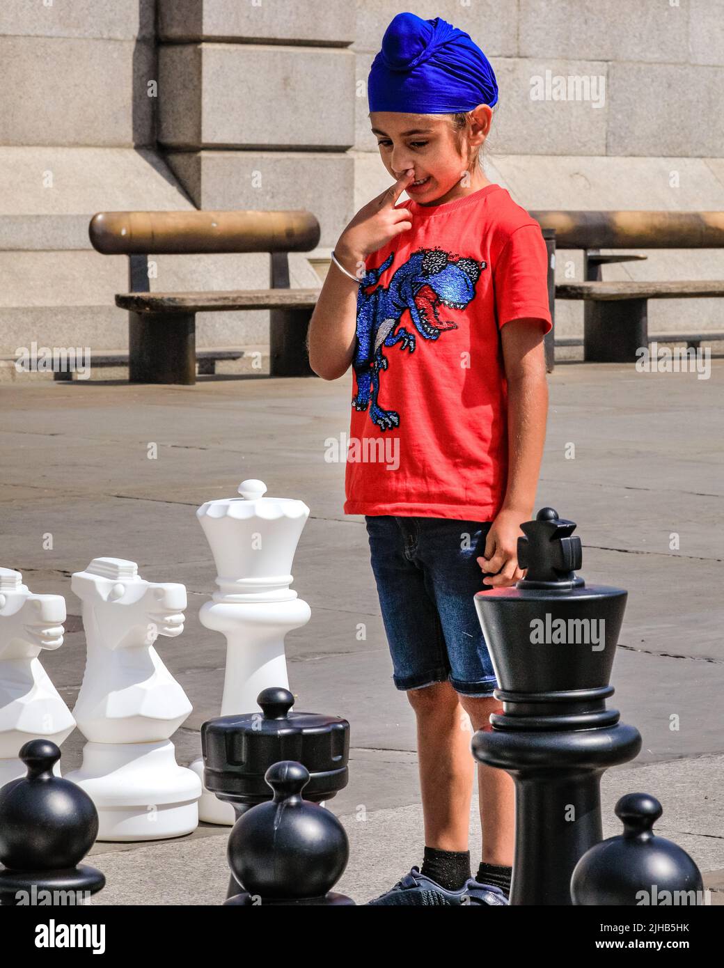 Londra, Regno Unito. 17th luglio 2022. Un giovane giocatore durante una partita con la sua famiglia. Il più grande evento di scacchi della durata di una giornata si svolge a Trafalgar Square, Londra, ed è rivolto a chiunque ami o voglia imparare gli scacchi, ed è gratuito. Credit: Imagplotter/Alamy Live News Foto Stock