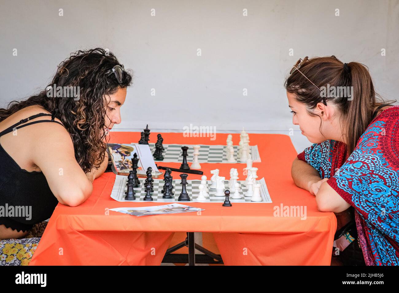 Londra, Regno Unito. 17th luglio 2022. Due giovani donne si concentrano sul loro gioco. Il più grande evento di scacchi della durata di una giornata si svolge a Trafalgar Square, Londra, ed è rivolto a chiunque ami o voglia imparare gli scacchi, ed è gratuito. Credit: Imagplotter/Alamy Live News Foto Stock