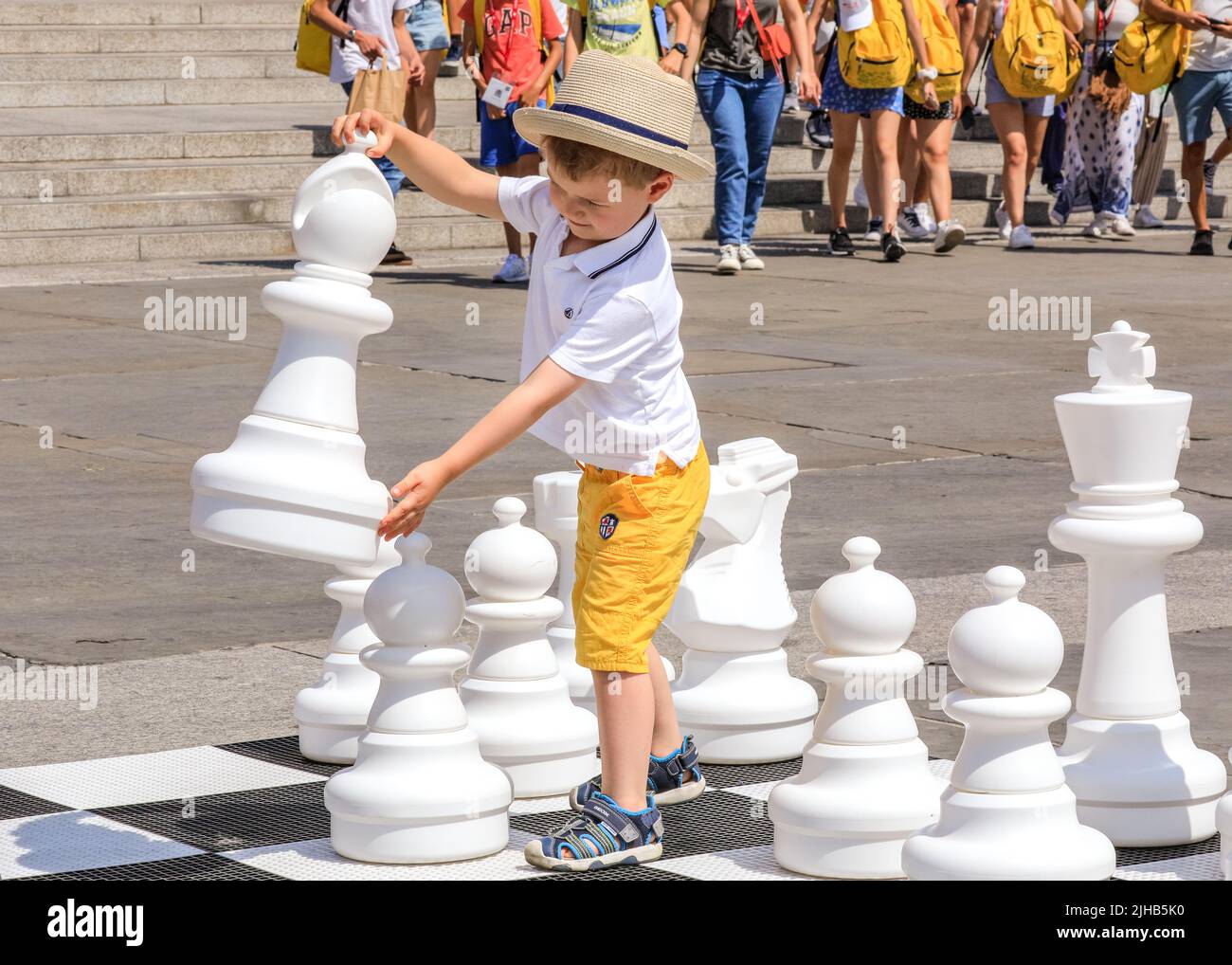 Londra, Regno Unito. 17th luglio 2022. Albert (3), ha deciso su una mossa mentre gioca un gioco di scacchi con il suo papà. Il più grande evento di scacchi della durata di una giornata si svolge a Trafalgar Square, Londra, ed è rivolto a chiunque ami o voglia imparare gli scacchi, ed è gratuito. Credit: Imagplotter/Alamy Live News Foto Stock