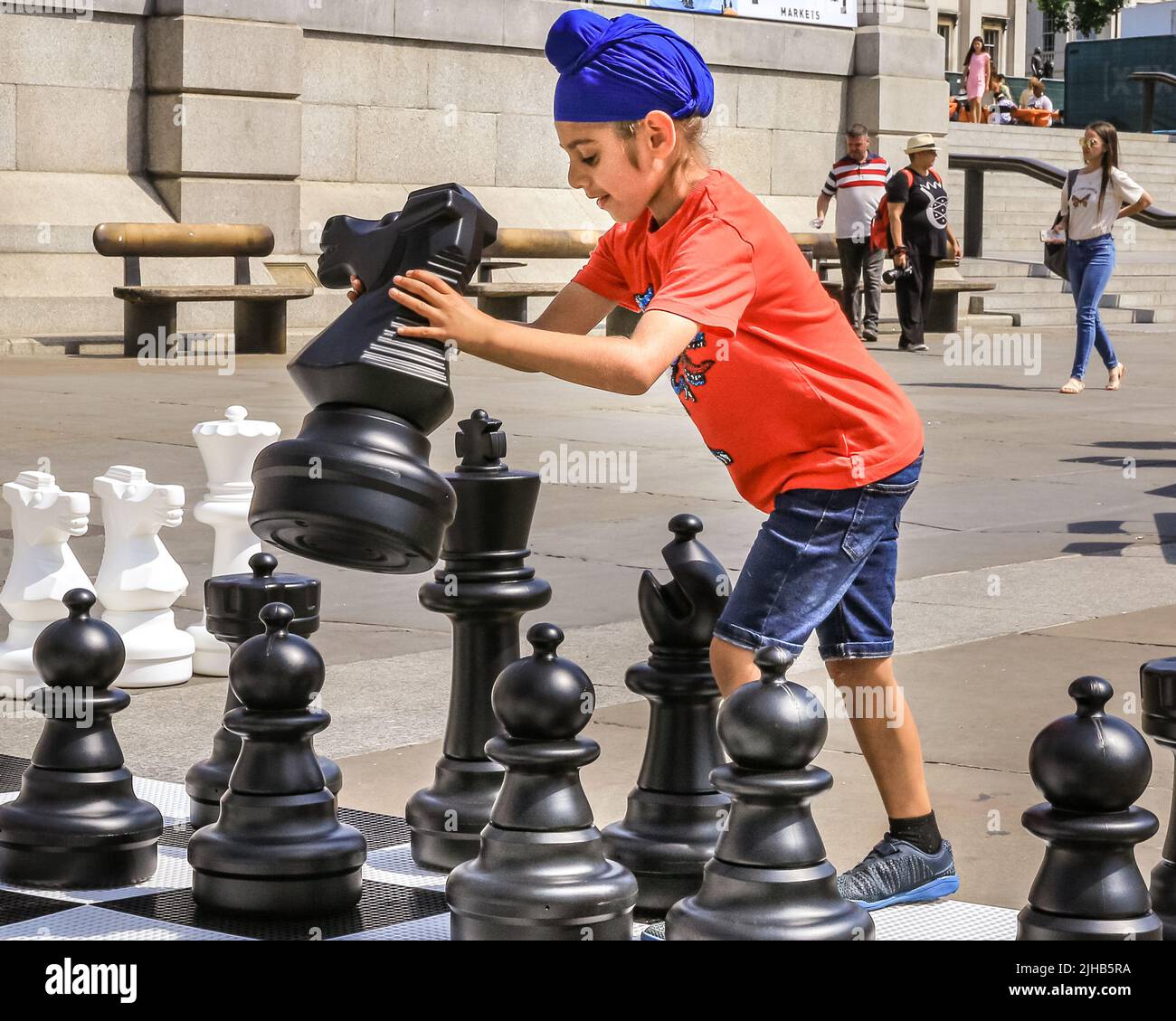 Londra, Regno Unito. 17th luglio 2022. Un giovane giocatore durante una partita con la sua famiglia. Il più grande evento di scacchi della durata di una giornata si svolge a Trafalgar Square, Londra, ed è rivolto a chiunque ami o voglia imparare gli scacchi, ed è gratuito. Credit: Imagplotter/Alamy Live News Foto Stock