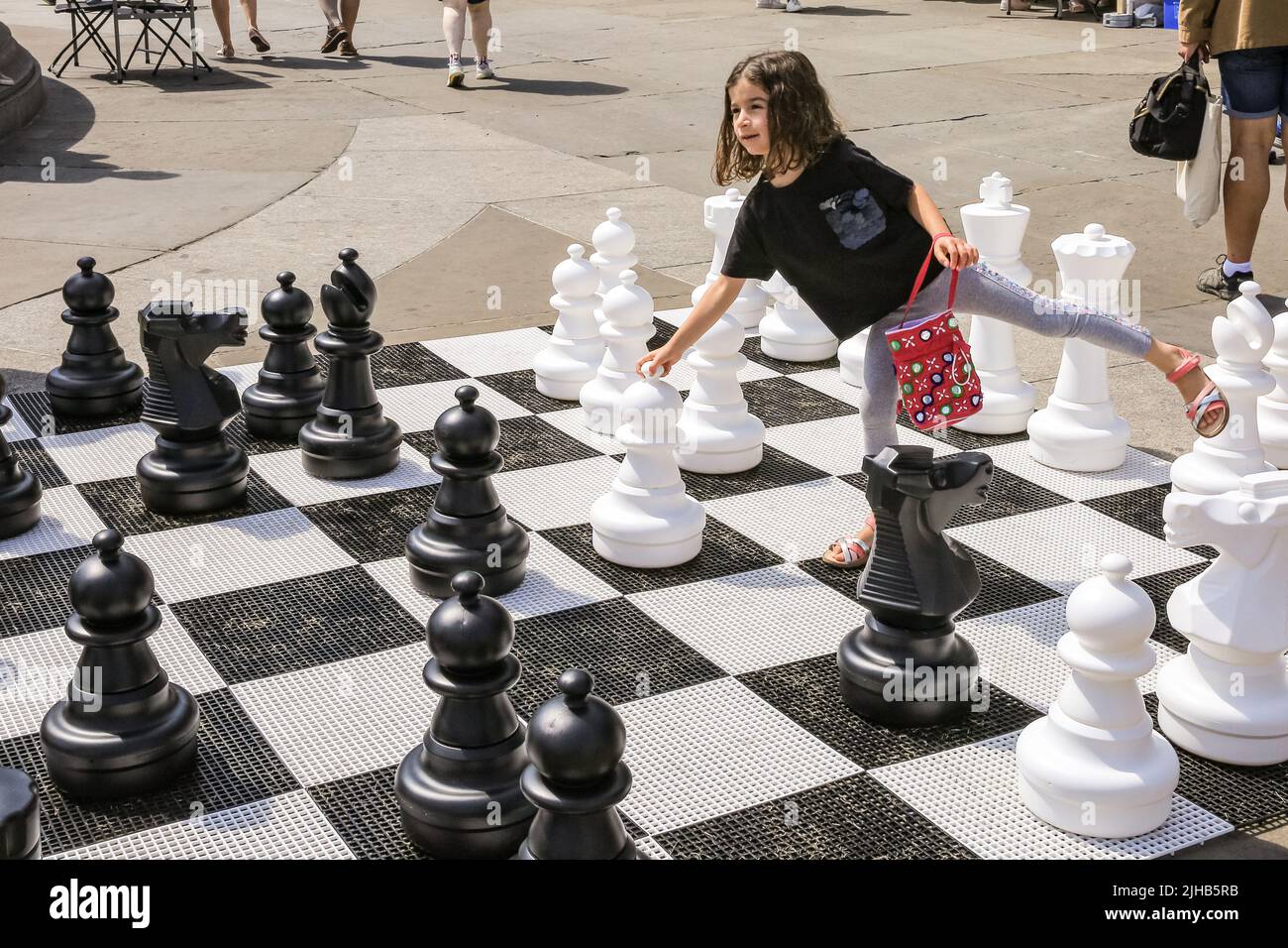 Londra, Regno Unito. 17th luglio 2022. Un giovane giocatore di nome Gabriella festeggia il suo compleanno con una partita a scacchi con la sua famiglia. Il più grande evento di scacchi della durata di una giornata si svolge a Trafalgar Square, Londra, ed è rivolto a chiunque ami o voglia imparare gli scacchi, ed è gratuito. Credit: Imagplotter/Alamy Live News Foto Stock