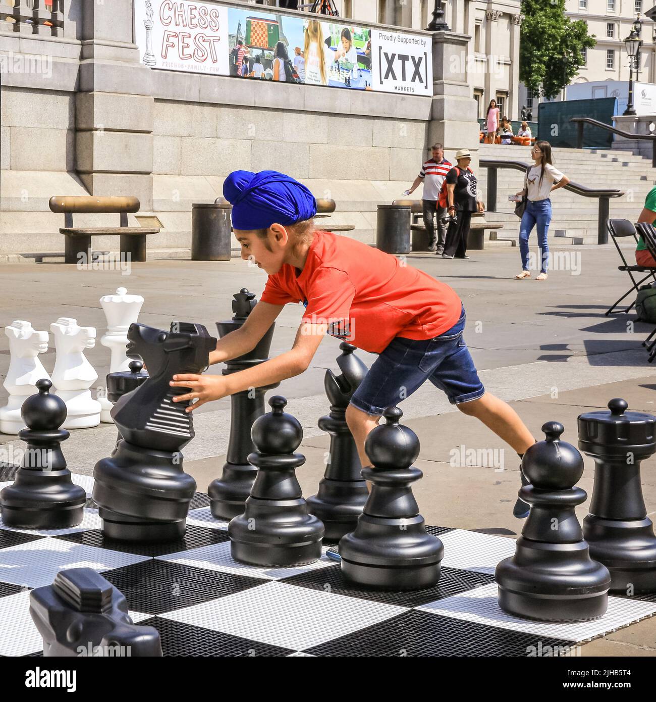 Londra, Regno Unito. 17th luglio 2022. Un giovane giocatore durante una partita con la sua famiglia. Il più grande evento di scacchi della durata di una giornata si svolge a Trafalgar Square, Londra, ed è rivolto a chiunque ami o voglia imparare gli scacchi, ed è gratuito. Credit: Imagplotter/Alamy Live News Foto Stock