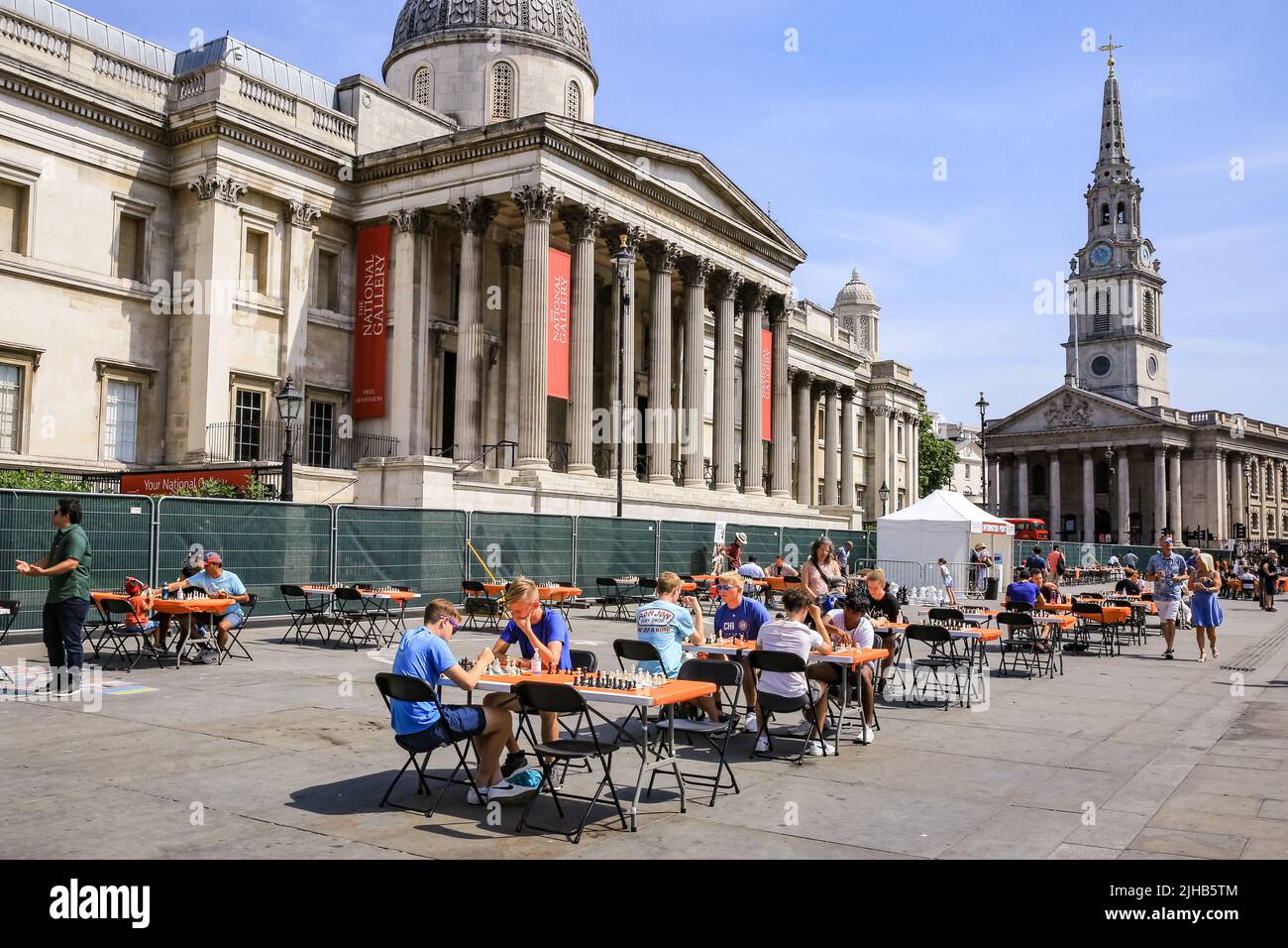 Londra, Regno Unito. 17th luglio 2022. I tavoli con giochi di scacchi riempiono sia il livello superiore che quello inferiore di Trafalgar Square. Il più grande evento di scacchi della durata di una giornata si svolge a Trafalgar Square, Londra, ed è rivolto a chiunque ami o voglia imparare gli scacchi, ed è gratuito. Credit: Imagplotter/Alamy Live News Foto Stock