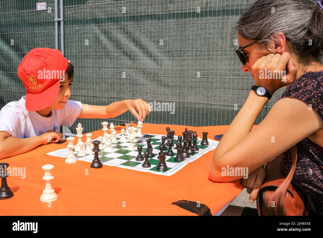 Londra, Regno Unito. 17th luglio 2022. Il più grande evento di scacchi della durata di una giornata si svolge a Trafalgar Square, Londra, ed è rivolto a chiunque ami o voglia imparare gli scacchi, ed è gratuito. Credit: Imagplotter/Alamy Live News Foto Stock