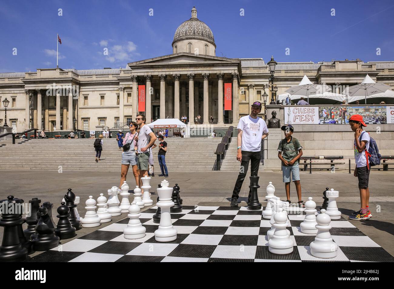 Londra, Regno Unito. 17th luglio 2022. I giocatori di tutte le età e le capacità giocano a scacchi sulla piazza. Il più grande evento di scacchi della durata di una giornata si svolge a Trafalgar Square, Londra, ed è rivolto a chiunque ami o voglia imparare gli scacchi, ed è gratuito. Credit: Imagplotter/Alamy Live News Foto Stock