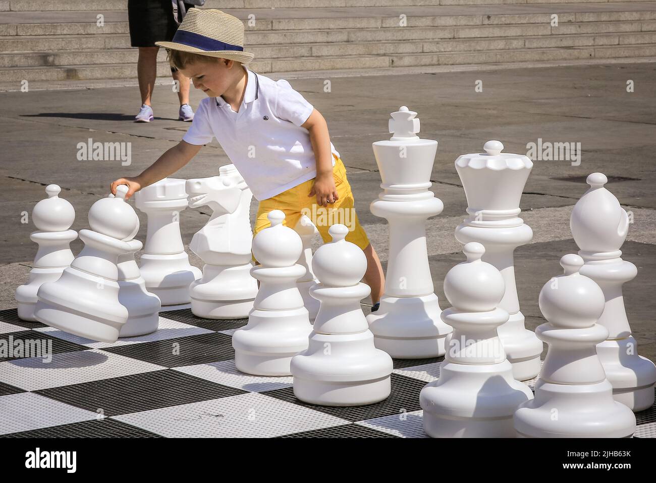 Londra, Regno Unito. 17th luglio 2022. Albert (3), gioca un gioco di scacchi con il papà. Il più grande evento di scacchi della durata di una giornata si svolge a Trafalgar Square, Londra, ed è rivolto a chiunque ami o voglia imparare gli scacchi, ed è gratuito. Credit: Imagplotter/Alamy Live News Foto Stock