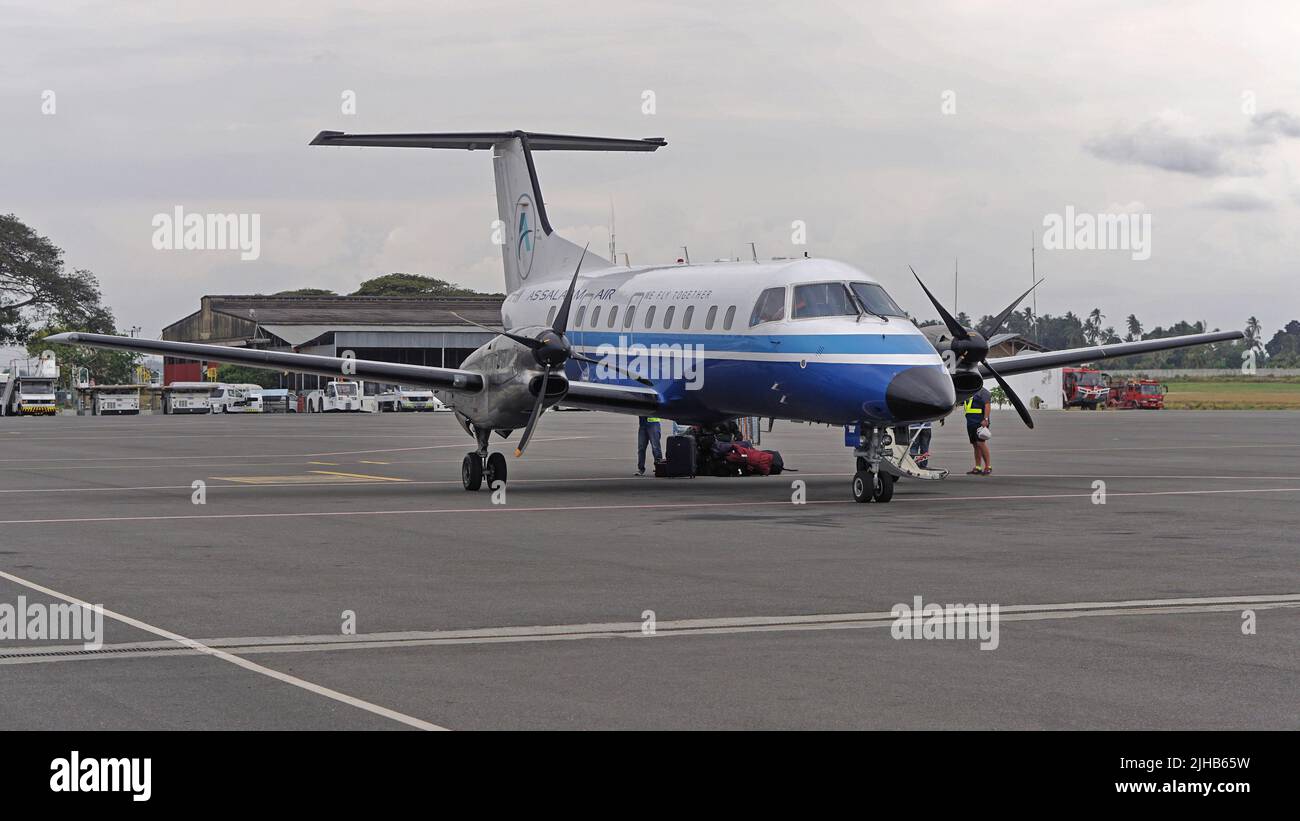 Zanzibar, Tanzania - 27 luglio 2017: Aereo turboprop al campo aereo come compagnia aerea privata Salaam Air charter all'isola di Zanzibar Tanzania Africa. Foto Stock