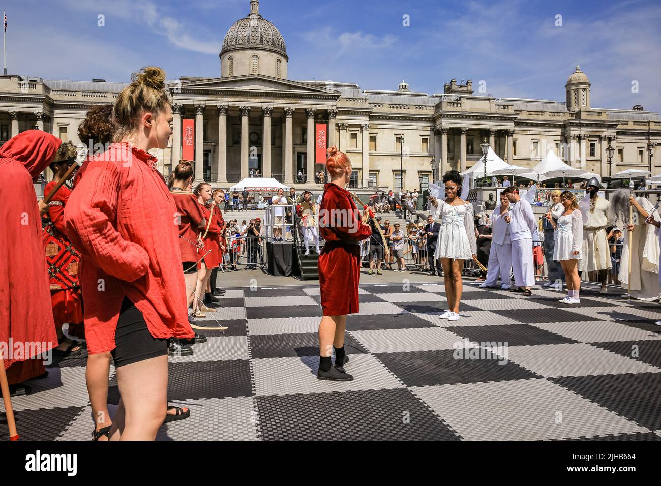 Londra, Regno Unito. 17th luglio 2022. Un set di scacchi vivente, con 32 attori professionisti che assumono il ruolo dei pezzi di scacchi, porta divertimento al pubblico, che guarda la rievocazione di un gioco di campionato. I giocatori di tutte le età e le capacità giocano a scacchi sulla piazza. Il più grande evento di scacchi della durata di una giornata si svolge a Trafalgar Square, Londra, ed è rivolto a chiunque ami o voglia imparare gli scacchi, ed è gratuito. Credit: Imagplotter/Alamy Live News Foto Stock