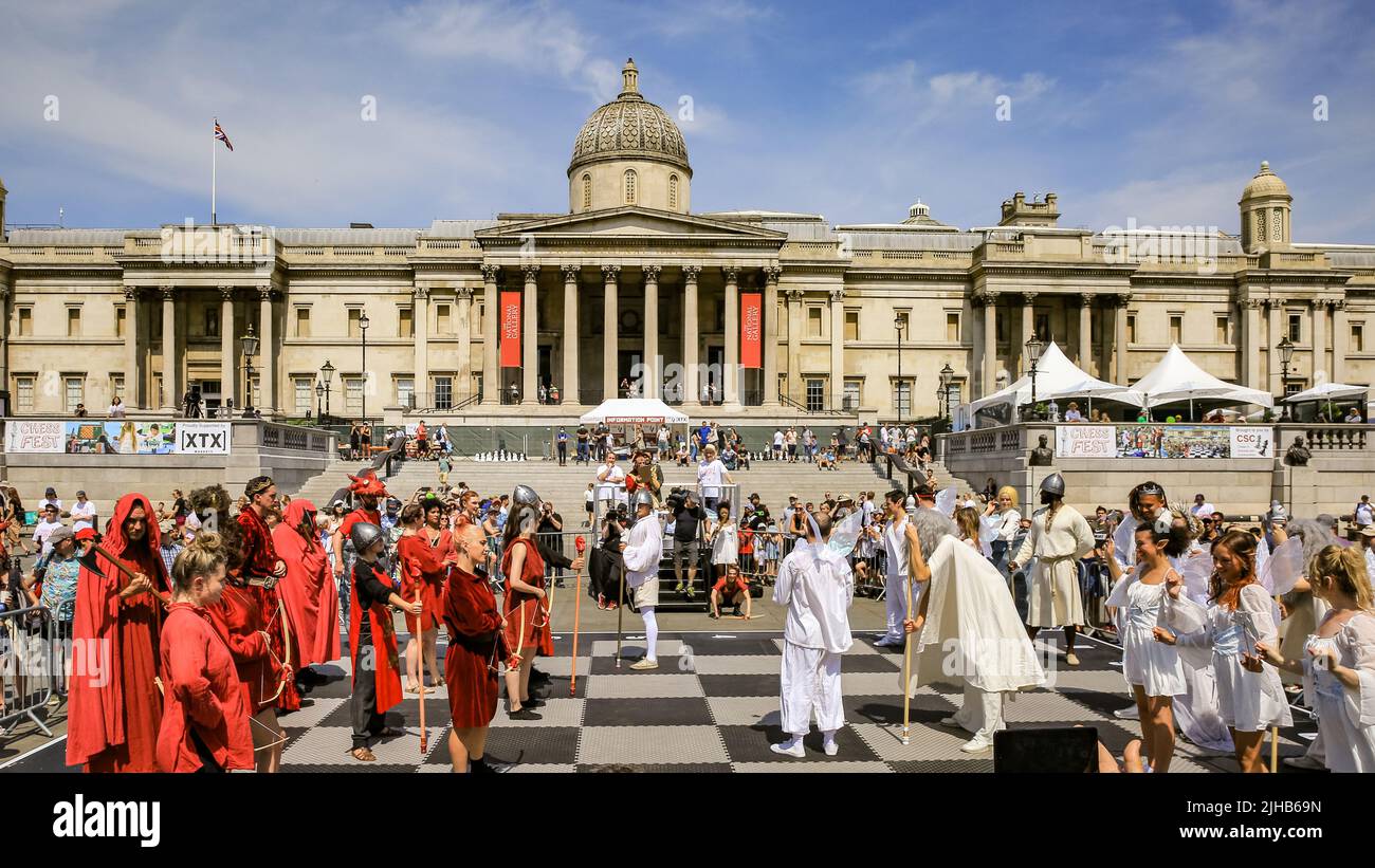 Londra, Regno Unito. 17th luglio 2022. Un set di scacchi vivente, con 32 attori professionisti che assumono il ruolo dei pezzi di scacchi, porta divertimento al pubblico, che guarda la rievocazione di un gioco di campionato. I giocatori di tutte le età e le capacità giocano a scacchi sulla piazza. Il più grande evento di scacchi della durata di una giornata si svolge a Trafalgar Square, Londra, ed è rivolto a chiunque ami o voglia imparare gli scacchi, ed è gratuito. Credit: Imagplotter/Alamy Live News Foto Stock