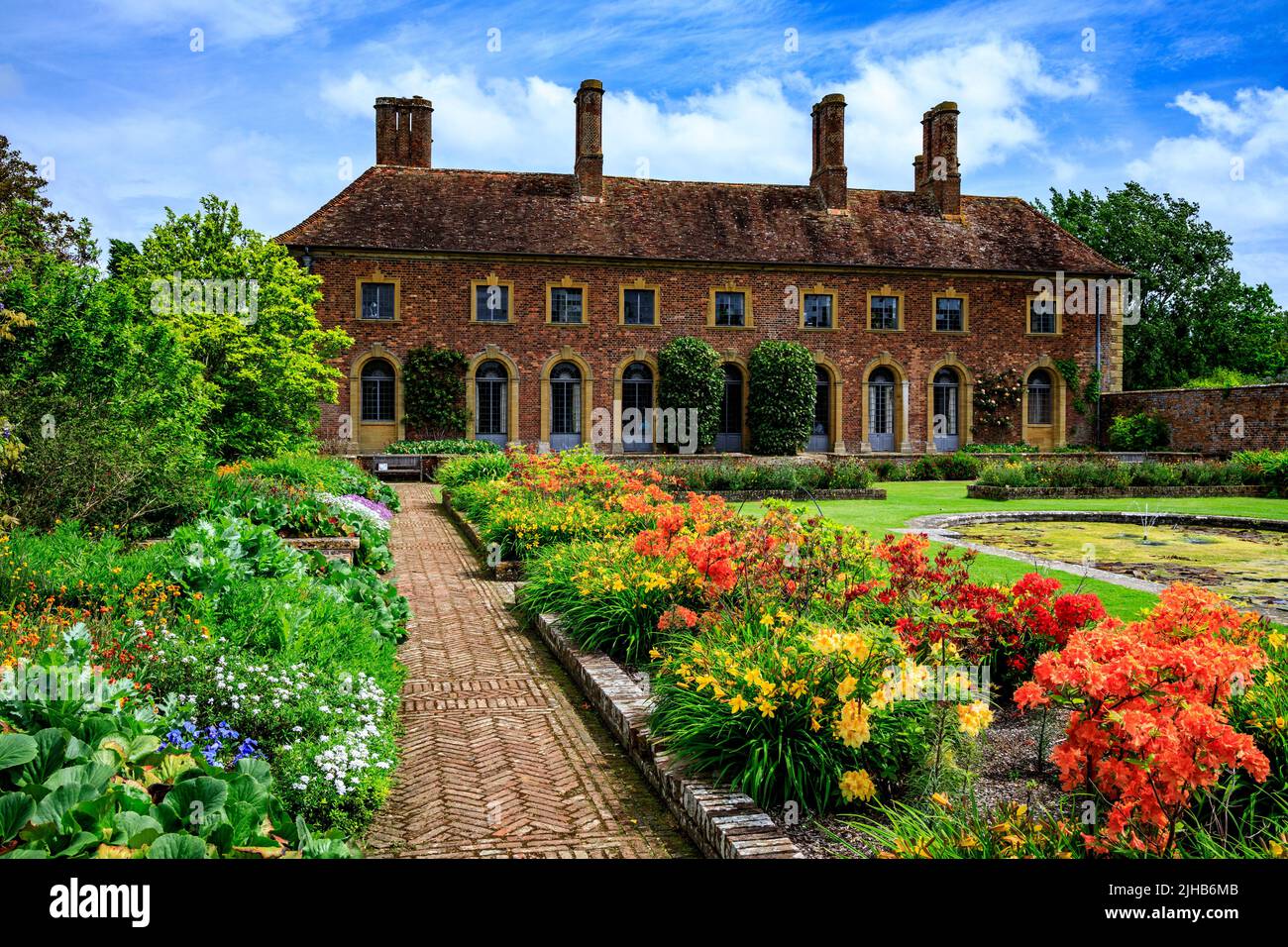 Azalee e piante da letto in primavera colorate nel Lily Garden of Strode House, nella proprietà di Barrington Court, Somerset, Inghilterra, Regno Unito Foto Stock