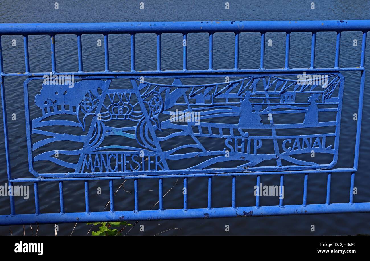 Il Runcorn Promenade, il canale delle navi di Manchester, e Runcorn Bridge, Halton, Cheshire, Inghilterra, REGNO UNITO Foto Stock