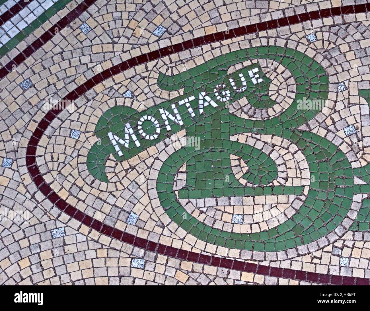 Montague Burton Logo come mosaico d'ingresso, il sarto del gusto, rivenditore di abbigliamento maschile britannico. Qui in un negozio vuoto a Runcorn città, Cheshire, Inghilterra, Regno Unito Foto Stock