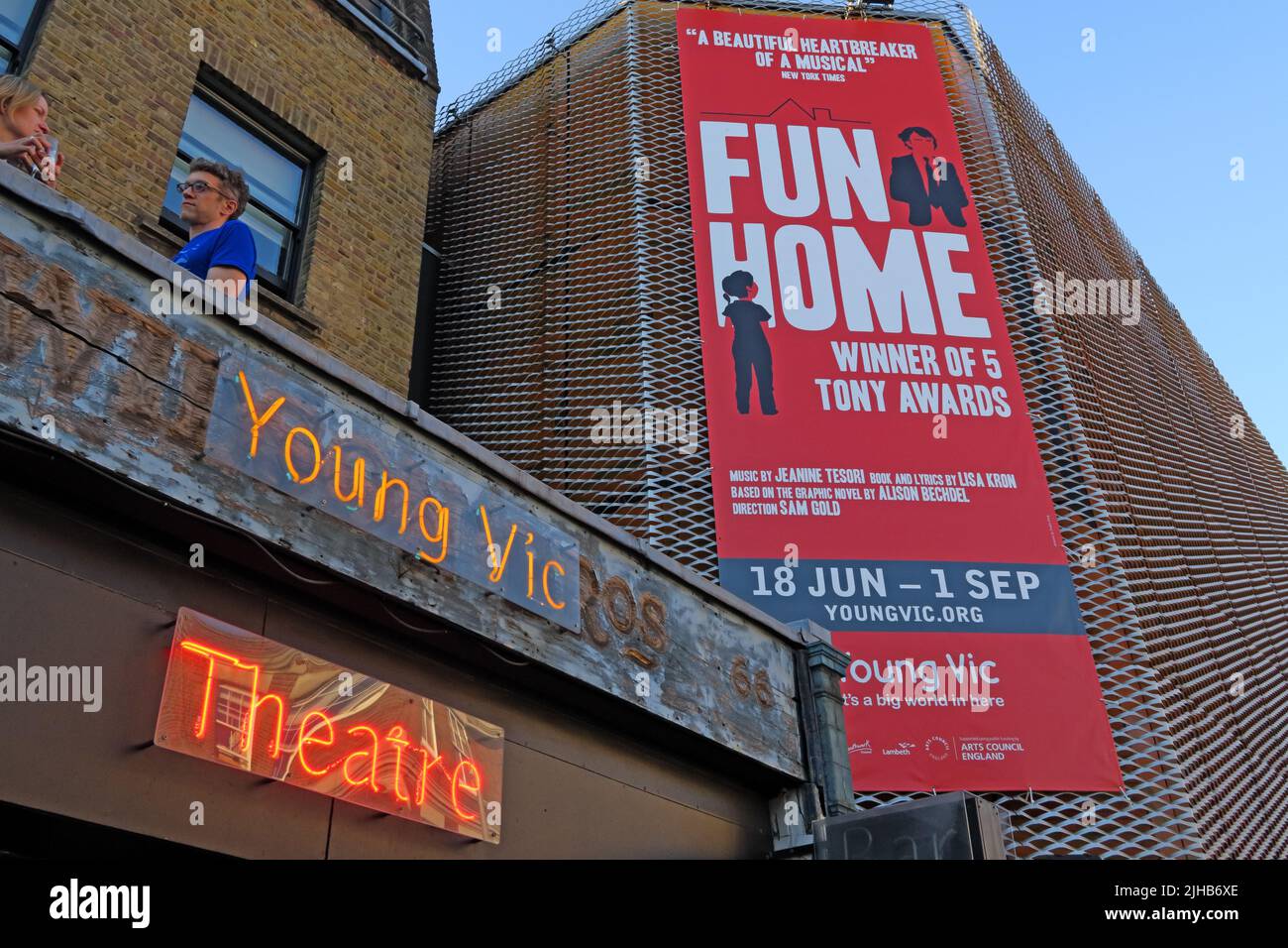 All'esterno dello Young Vic Theatre, The Cut, London Southwark, Inghilterra, REGNO UNITO, SE1 8LZ Foto Stock
