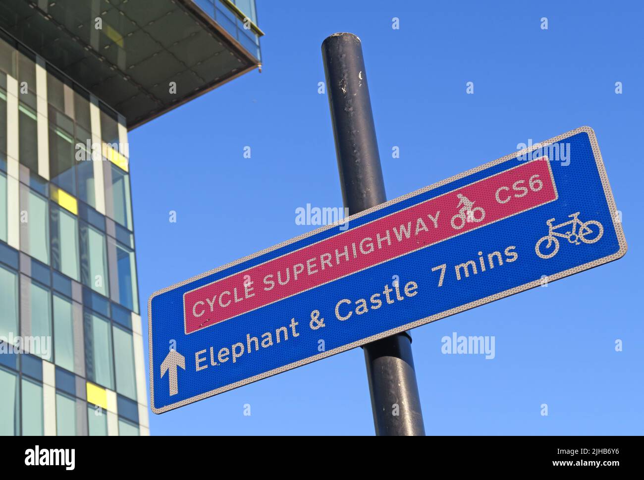 London Cycle SuperhHighway, CS6 km per il castello di Elephant, 7 minuti segno, Inghilterra, Regno Unito Foto Stock