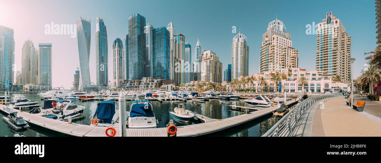 Porto di Dubai Marina, Emirati Arabi Uniti - 25 maggio 2021: Gli yacht sono ormeggiati al molo della città, al molo di Dubai Marina. Skyline urbano. Panorama Foto Stock