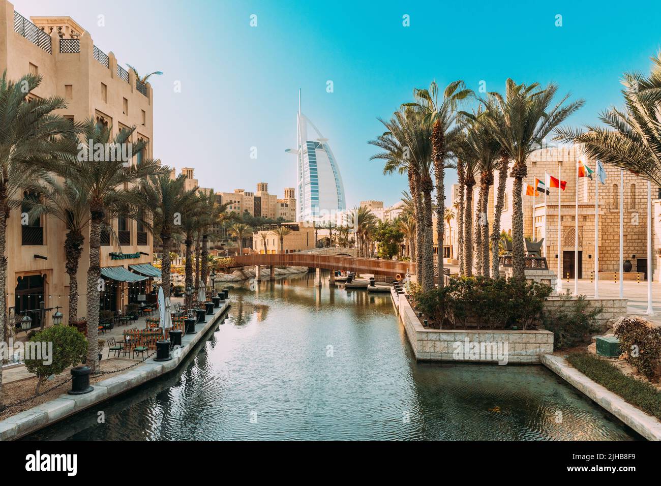 Dubai, Emirati Arabi Uniti - 25 maggio 2021: Vista dell'hotel Burj al Arab da Madinat Jumeirah. Madinat Jumeirah The Arabian Resort - Dubai è un 5 Foto Stock