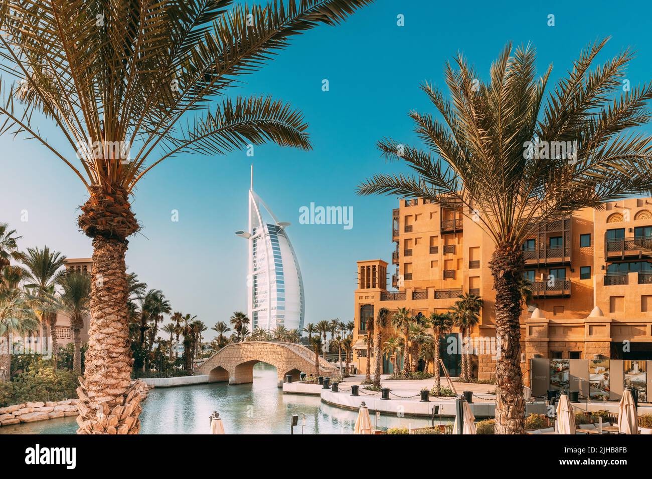 Dubai, Emirati Arabi Uniti - 25 maggio 2021:Vista del Madinat Jumeirah Arabian Resort. Splendida vista dell'hotel Burj al Arab da Madinat Jumeirah in Foto Stock