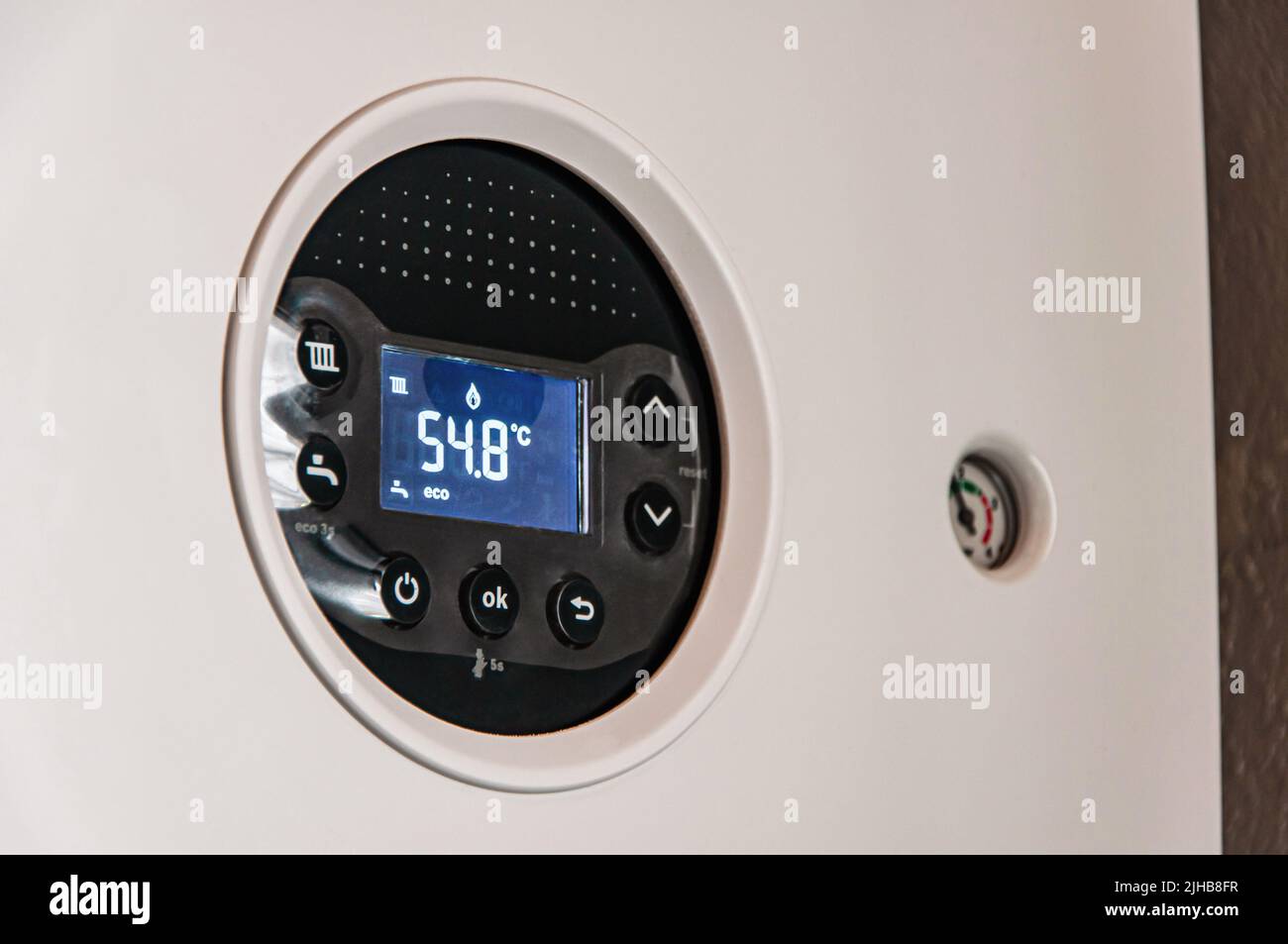 Schermo digitale di una caldaia a gas di riscaldamento a casa. L'immagine simbolica della stagione del riscaldamento a casa. Un'immagine concettuale per bolletta gas, riscaldamento, eco-compatibile Foto Stock