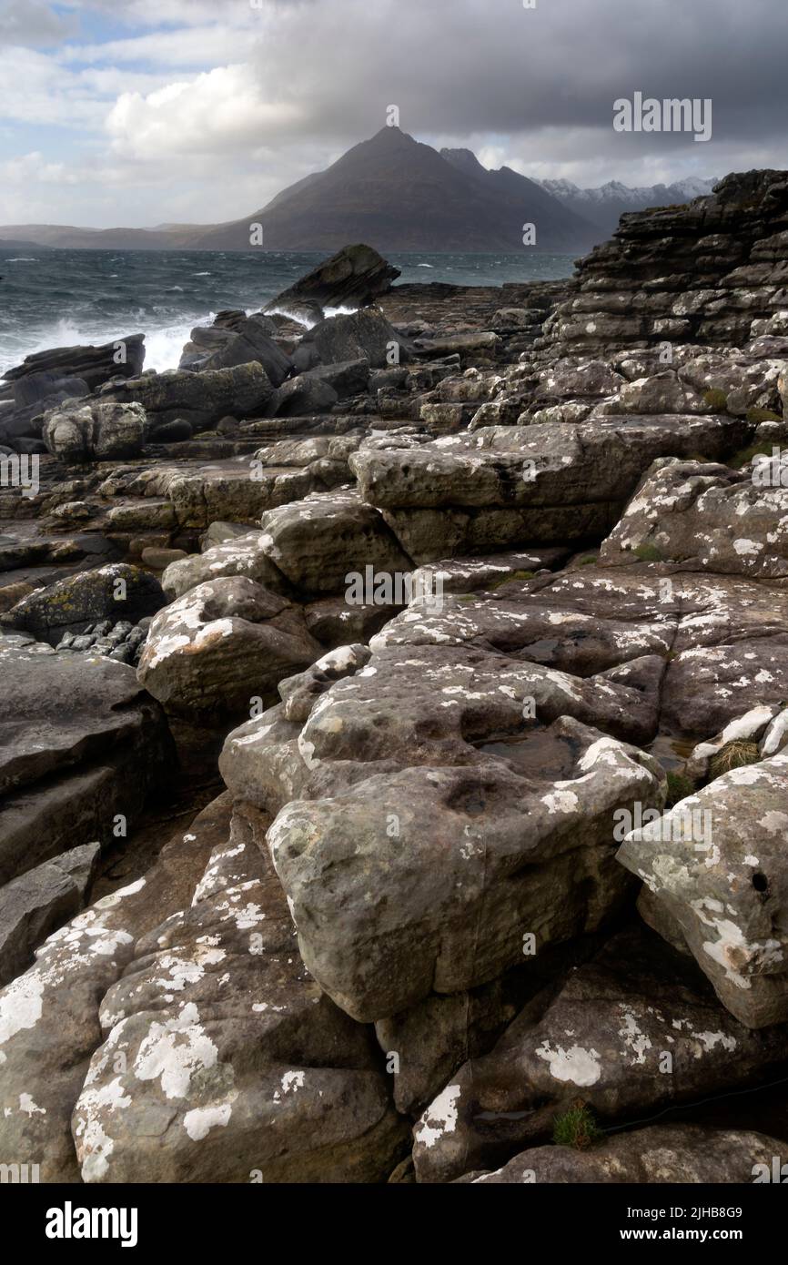 La vista da Elgol attraverso Loch Scavaig verso i Monti Cuillins, Isola di Skye, Scozia Foto Stock