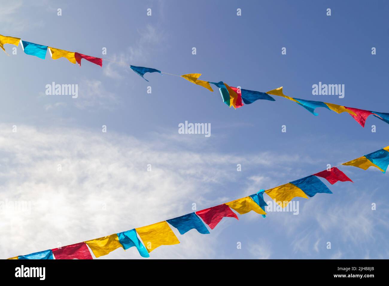 Goiania, Goiás, Brasile – 17 luglio 2022: Alcune linee di vestiaria con pennanti di tessuto contro il cielo blu per il Partito di giugno - tipico partito brasiliano. Foto Stock