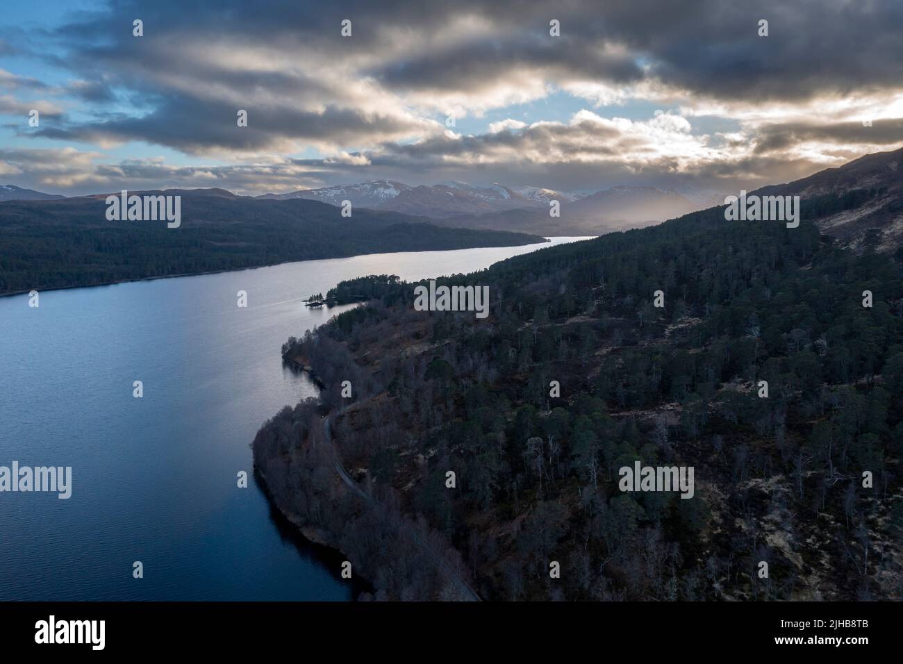 Loch Beinn A' Mheadhoinm, Glen Affric vicino Cannich, Highlands Scozia. Colpo di drone Foto Stock
