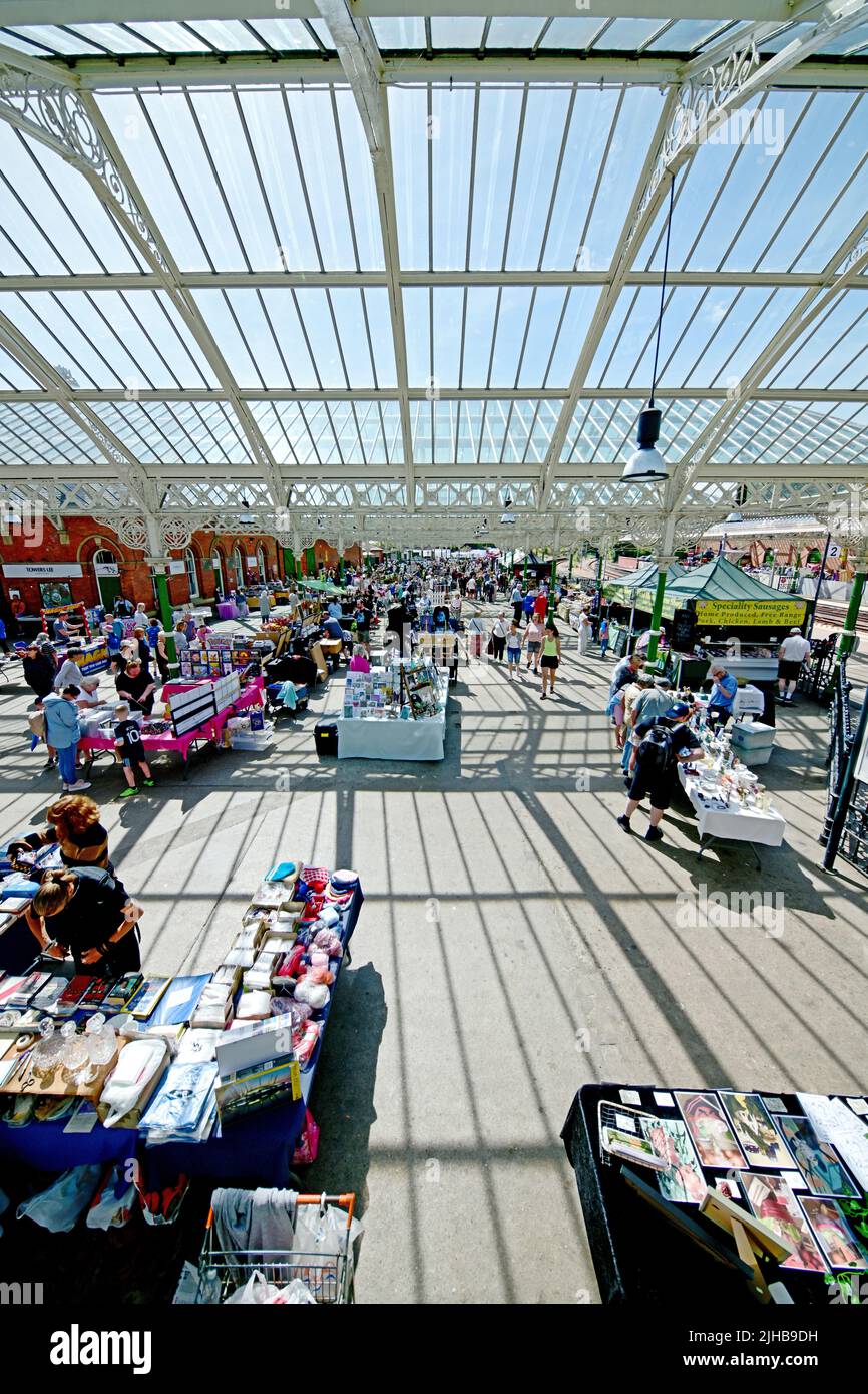 Il fine settimana Tynemouths mercato delle pulci mostra il tetto in vetro vittoriano in ghisa supporti della stazione della metropolitana gettando lunghe ombre in una giornata di sole Foto Stock