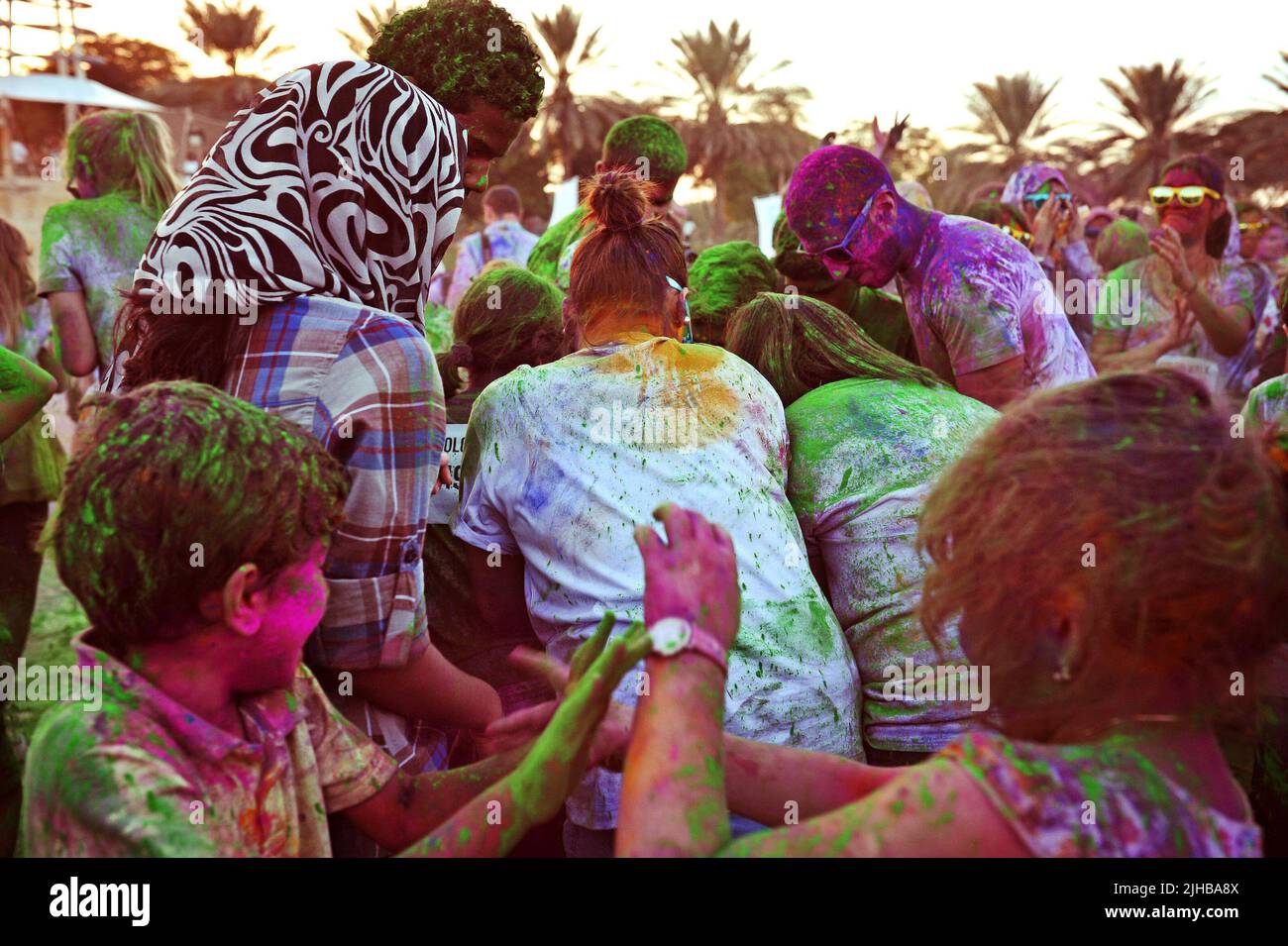 La folla entusiasta si riunisce per afferrare la polvere più colorata al Color Walk di Dubai, Emirati Arabi Uniti. Divertente evento estivo all'aperto nel fine settimana allo Zabeel Park. Foto Stock