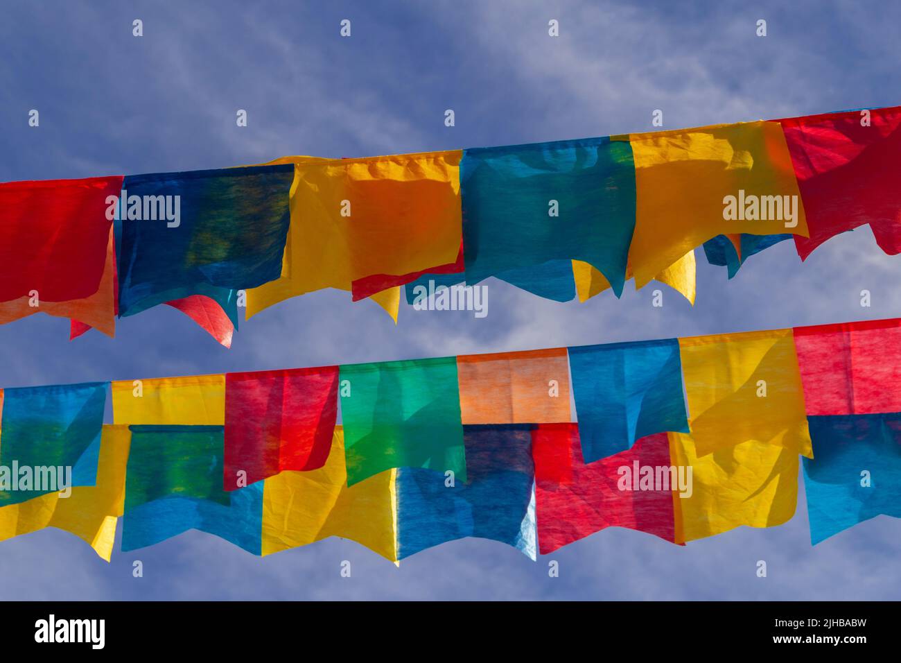 Goiania, Goiás, Brasile – 17 luglio 2022: Alcune linee di abbigliamento con pennanti di tessuto contro il cielo blu per il Partito di giugno - tipico brasiliano 'Quadrilha' Foto Stock
