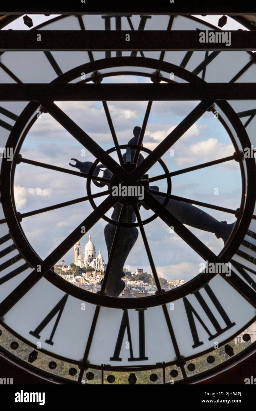 Vista della Basilica del Sacro cuore attraverso l'orologio gigante al Musee d'Orsay, Parigi, Ile-de-France, Francia Foto Stock