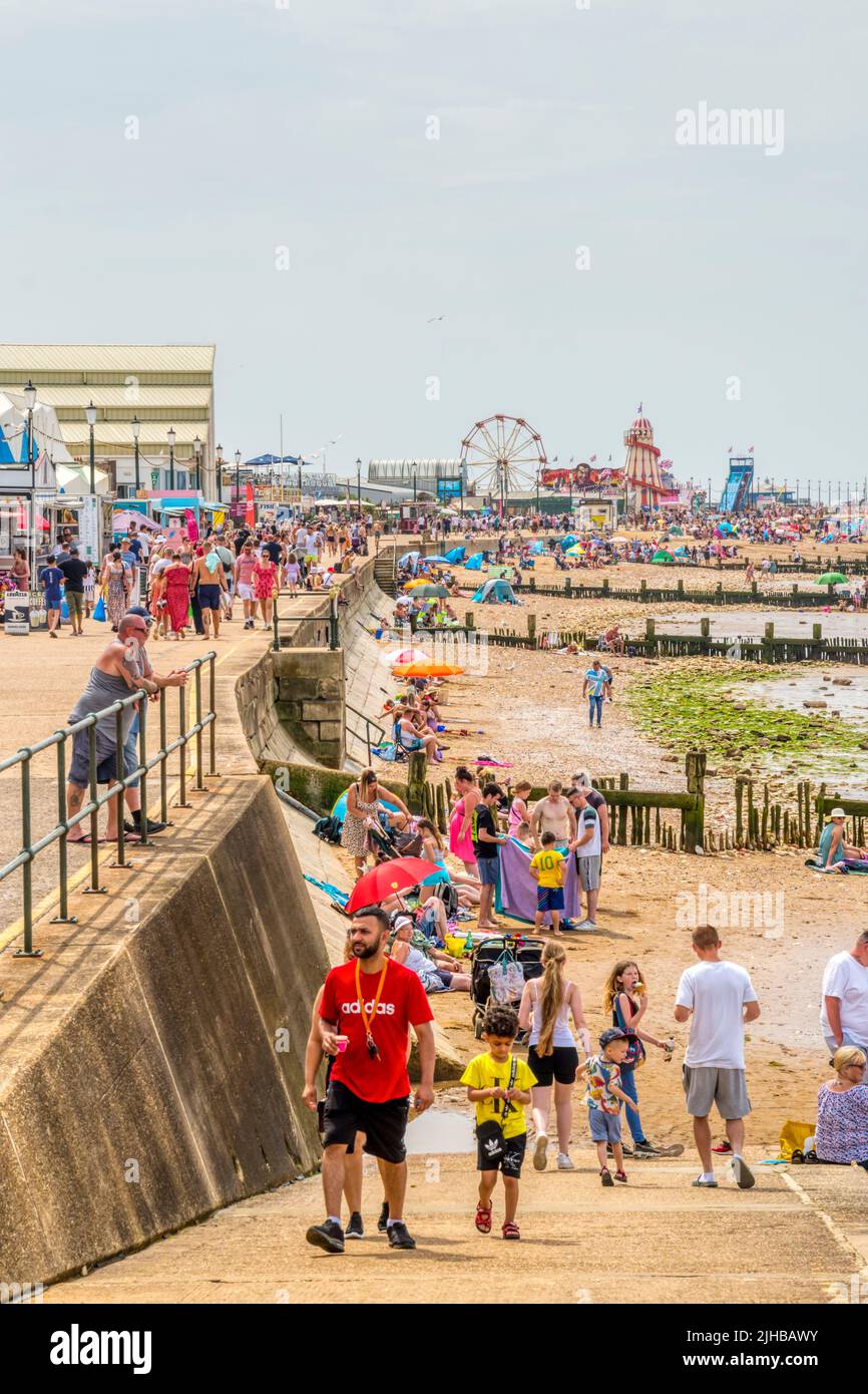 Domenica 17 Luglio 2022. I vacanzieri di Hunstanton in Norfolk godono del sole su quello che si prevede essere uno dei fine settimana più caldi dell'anno, con un avvertimento meteorologico estremo emesso per l'Inghilterra. Foto Stock