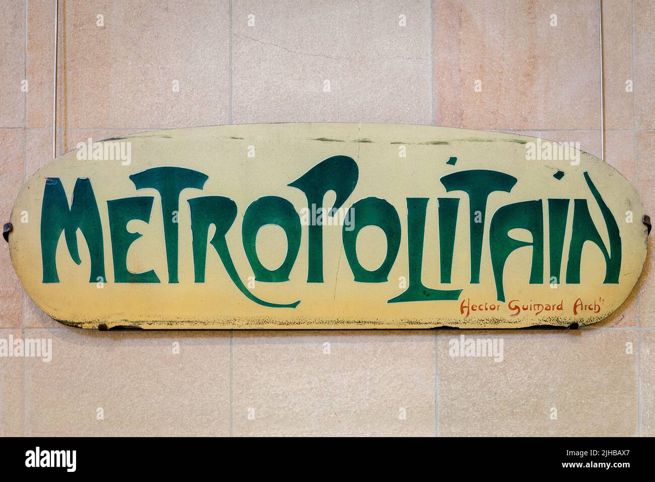 Segno della metropolitana di Parigi - progettato da Hector Guimard, un famoso architetto e designer Art Nouveau, Parigi, Ile-de-France, Francia Foto Stock