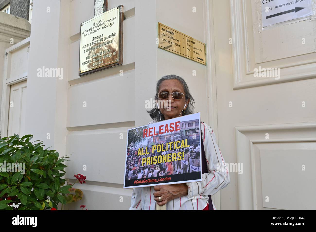 Londra, Regno Unito. 17 luglio 2022. Le persone dello Sri Lanka marciano dall'alta Commissione dello Sri Lanka a Trafalgar Square per chiedere un cambiamento completo del sistema a seguito delle dimissioni del Presidente Gotabaya Rajapaksa. Credit: Andrea Domeniconi/Alamy Live News Foto Stock