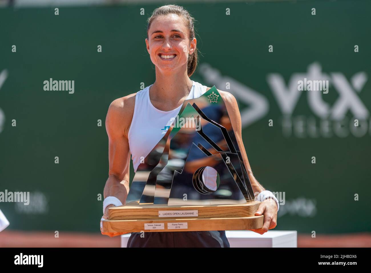 Losanna Svizzera, 07/17/2022: Petra Marti? Di Croazia, il vincitore del torneo riceve il suo trofeo durante la cerimonia di premiazione durante il torneo di tennis WTA 250 di Losanna 2022. La finale del torneo di tennis di Losanna 2022 WTA 250 si è svolta al Centre Court Stadium di Losanna. Petra Marti? Di Croatie vince il torneo di tennis di Losanna 2022 WTA 250 (6-4; 6-2). (Foto di: Eric Dubost/Sipa USA) Foto Stock