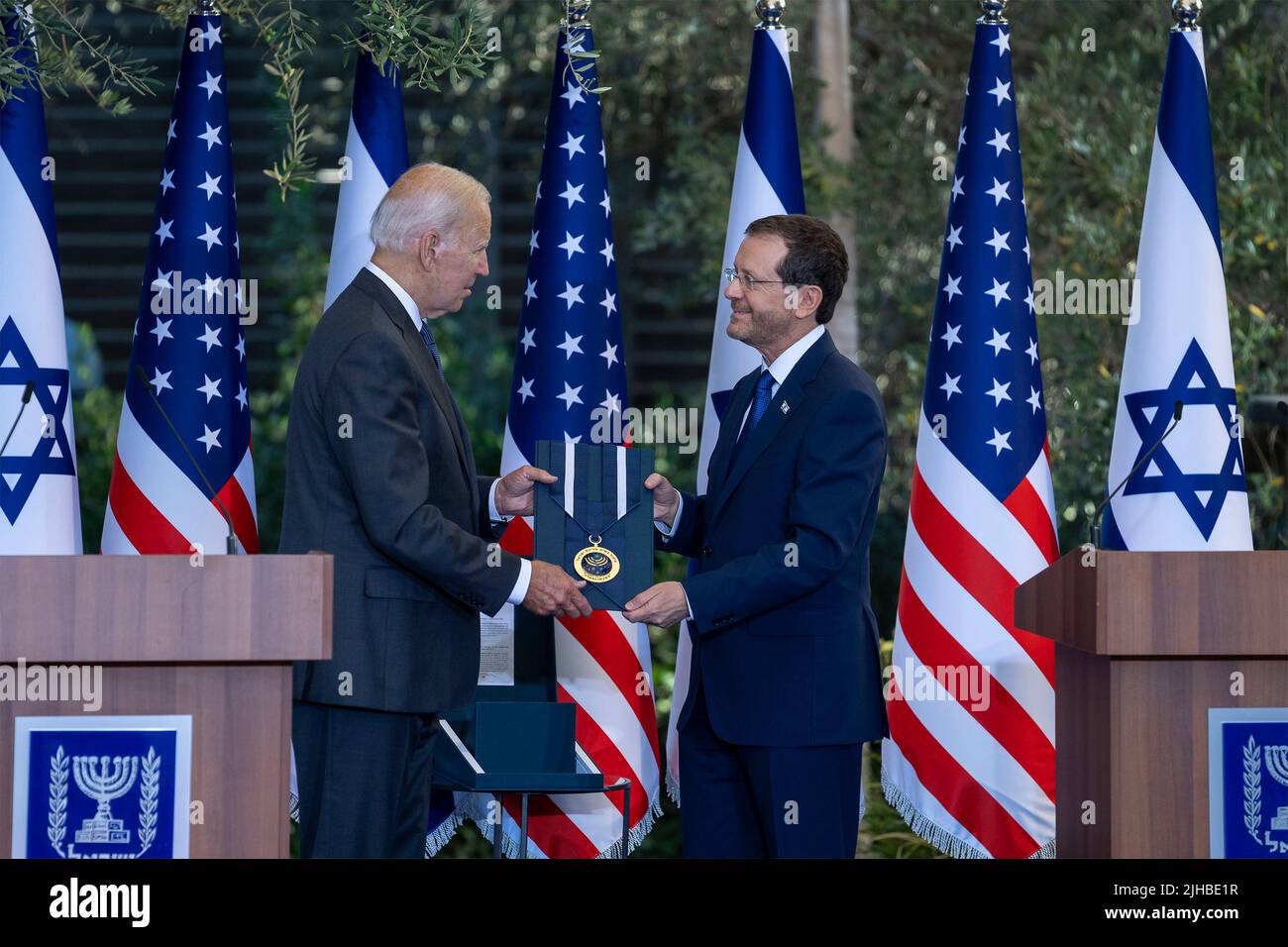 Gerusalemme, Israele. 14 luglio 2022. Il presidente degli Stati Uniti Joe Biden, riceve la Medaglia d'onore presidenziale israeliana dal presidente israeliano Isaac Herzog, Right, 14 luglio 2022 a Gerusalemme, Israele. Credit: Adam Schultz/White House Photo/Alamy Live News Foto Stock