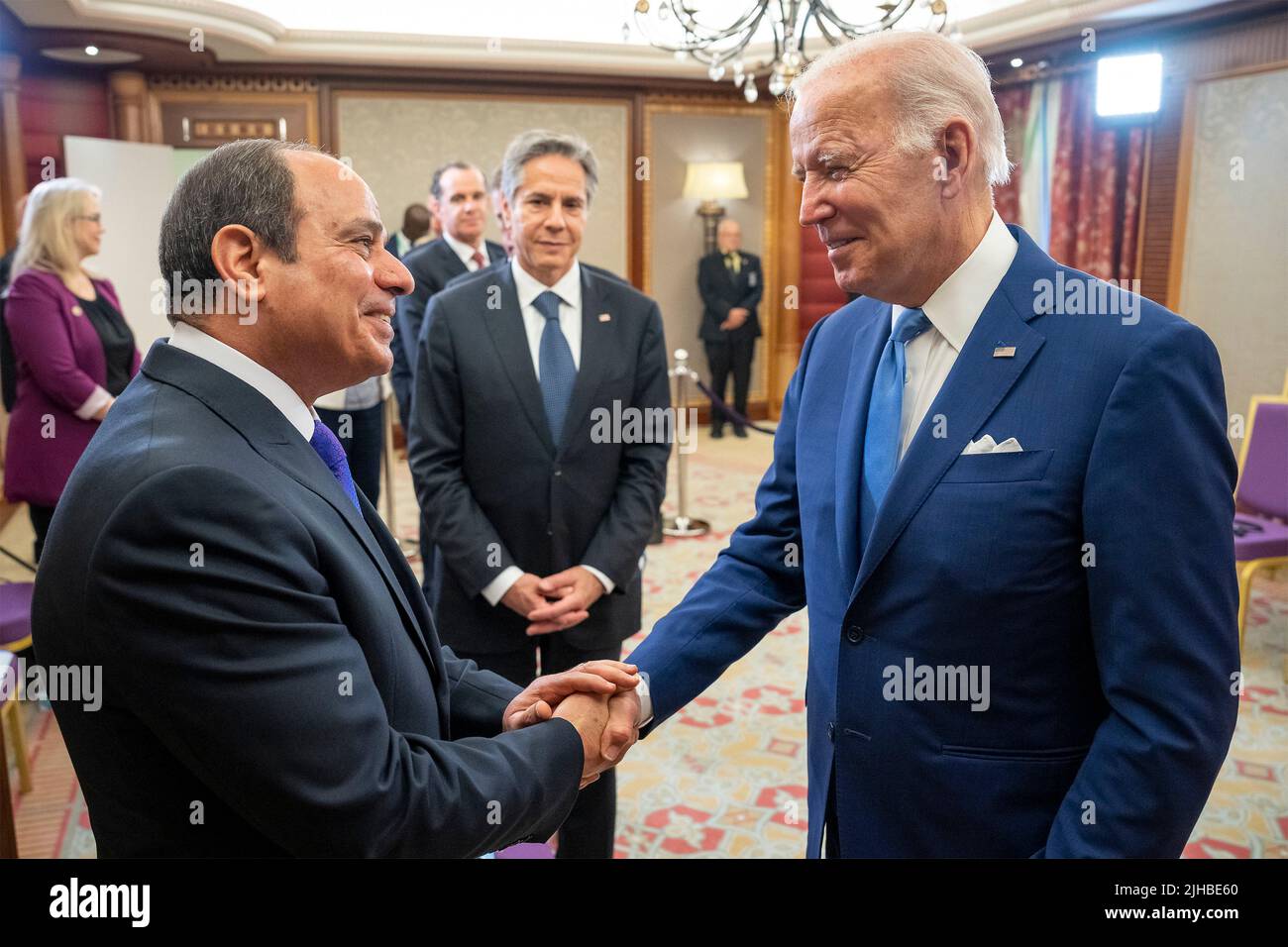 Jeddah, Arabia Saudita. 16th luglio 2022. Il presidente degli Stati Uniti Joe Biden, saluta il presidente egiziano Abdel Fattah el-Sissi, a sinistra, prima di un incontro bilaterale ai margini del vertice sulla sicurezza e lo sviluppo di Jeddah, 16 luglio 2022 a Jeddah, Arabia Saudita. Credit: Adam Schultz/White House Photo/Alamy Live News Foto Stock