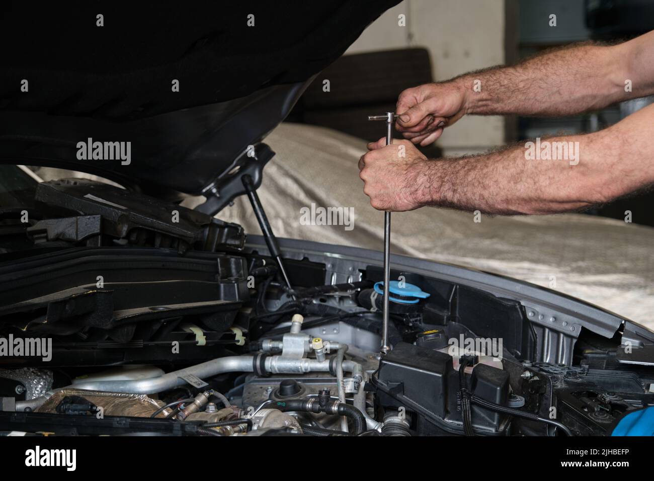 Sostituzione a mano del meccanico dell'automobile della scatola farfalla motore. Foto Stock