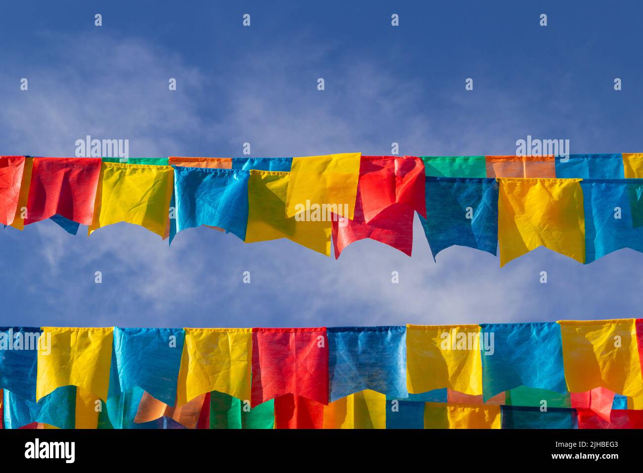 Goiania, Goiás, Brasile – 17 luglio 2022: Alcune linee di abbigliamento con pennanti di tessuto contro il cielo blu per il Partito di giugno - tipico brasiliano 'Quadrilha' Foto Stock