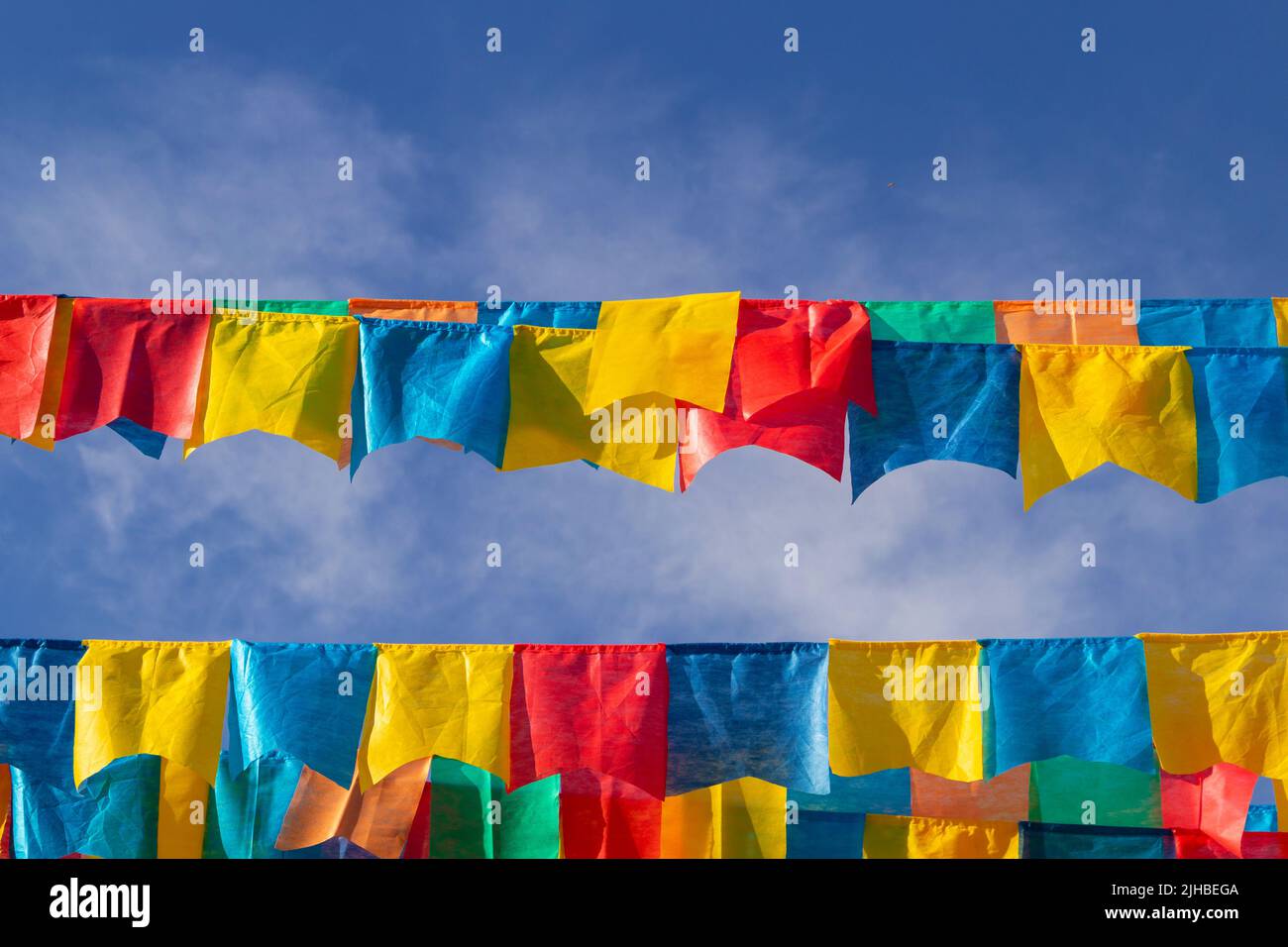 Goiania, Goiás, Brasile – 17 luglio 2022: Alcune linee di abbigliamento con pennanti di tessuto contro il cielo blu per il Partito di giugno - tipico brasiliano 'Quadrilha' Foto Stock