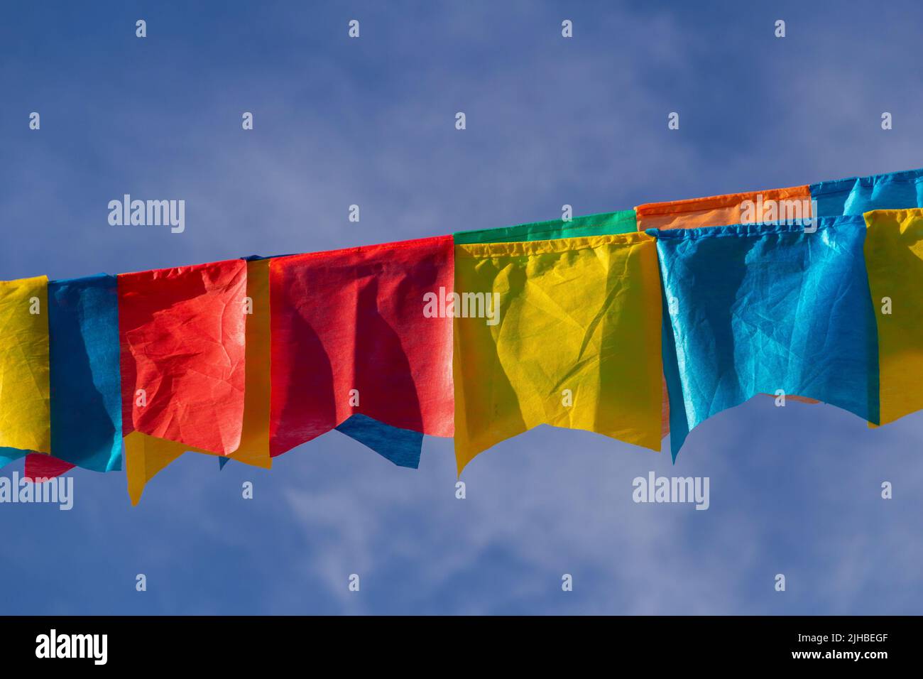 Goiania, Goiás, Brasile – 17 luglio 2022: Alcune linee di abbigliamento con pennanti di tessuto contro il cielo blu per il Partito di giugno - tipico brasiliano 'Quadrilha' Foto Stock